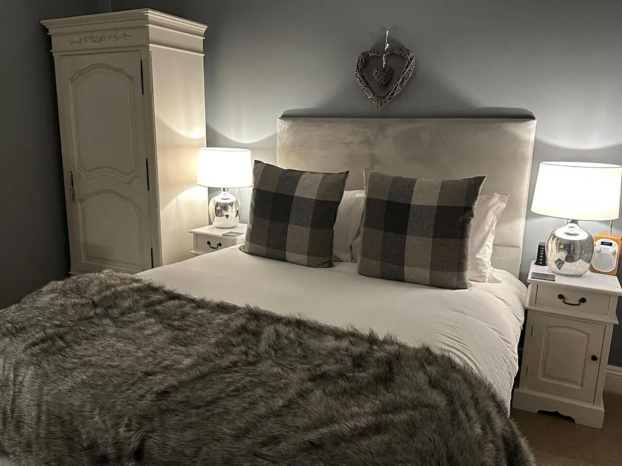 Bedroom, Bed in Stonehenge Cottages