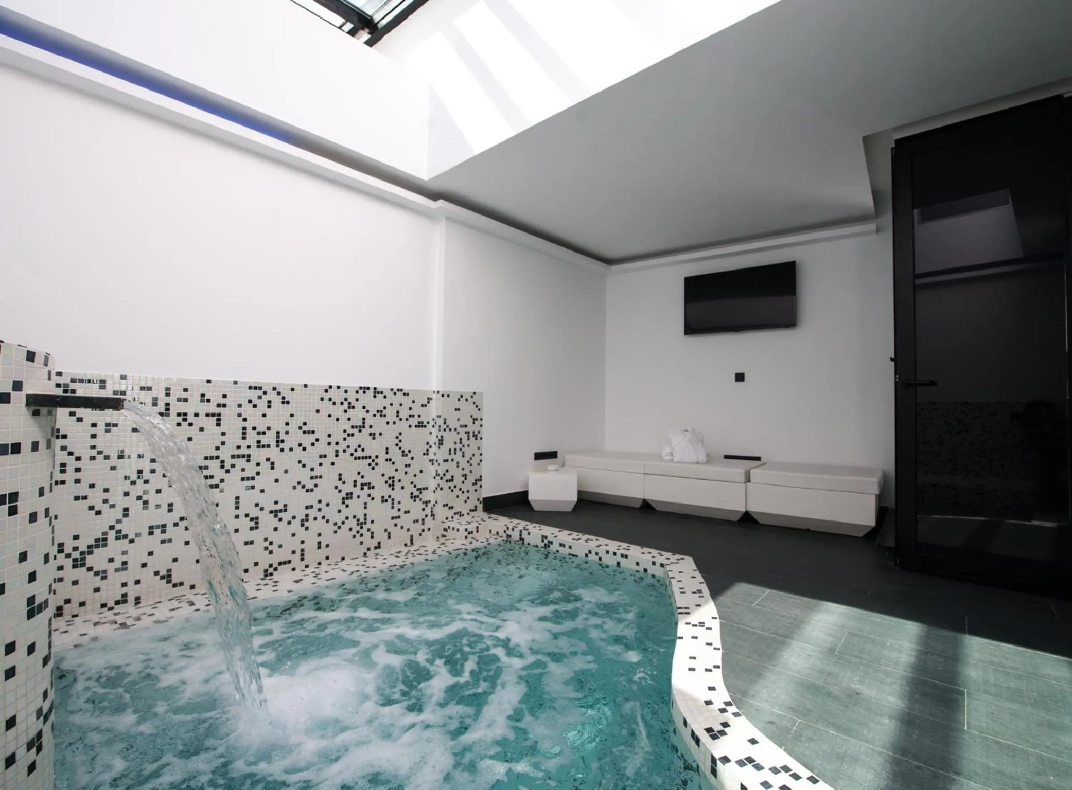 Swimming pool in Hotel Loob Madrid