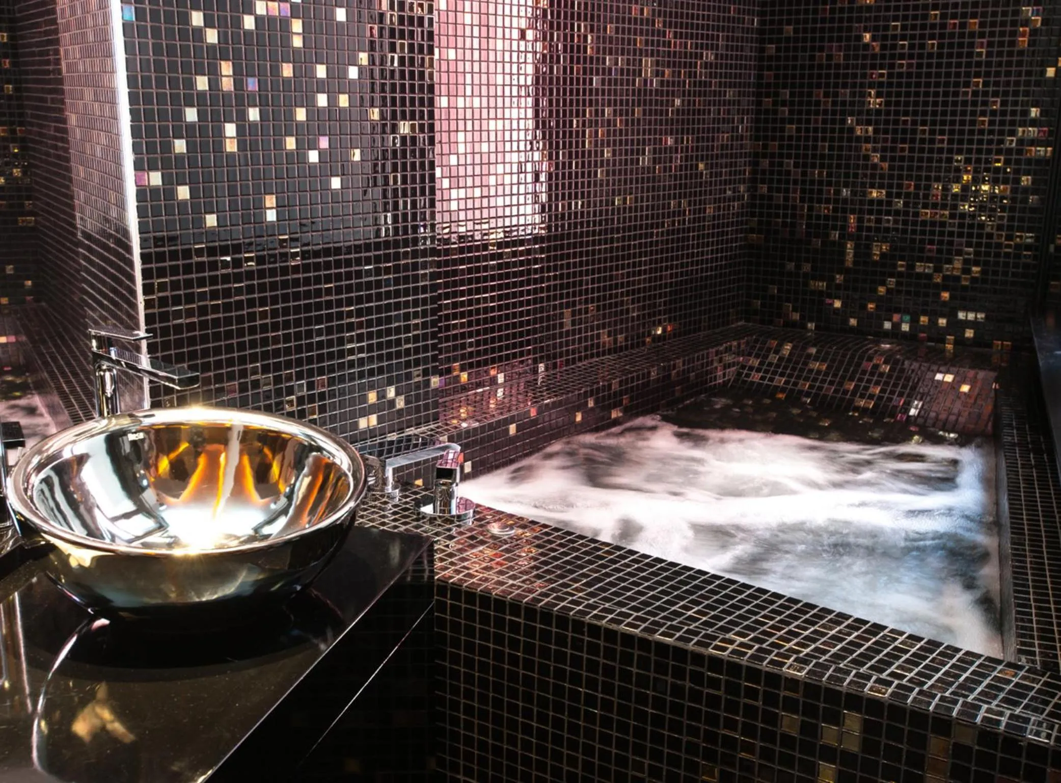 Hot Tub in Hotel Loob Madrid