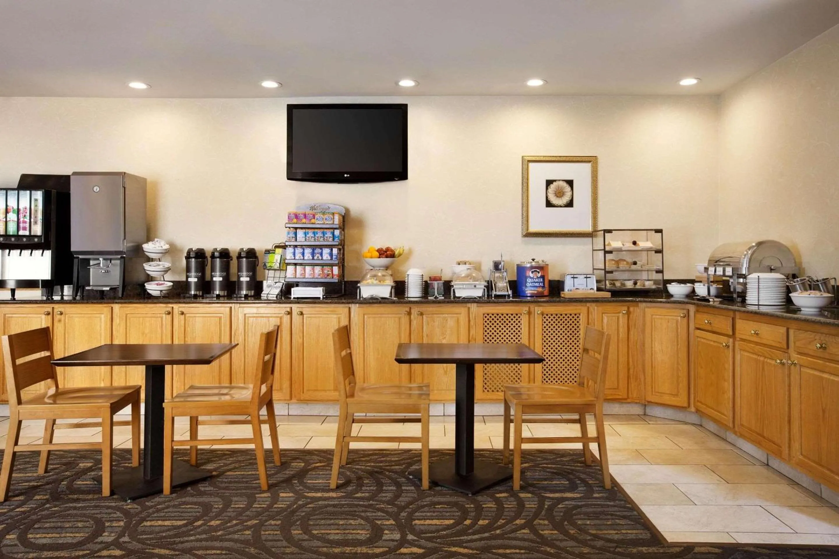 Breakfast in Country Inn & Suites by Radisson, Lexington, VA