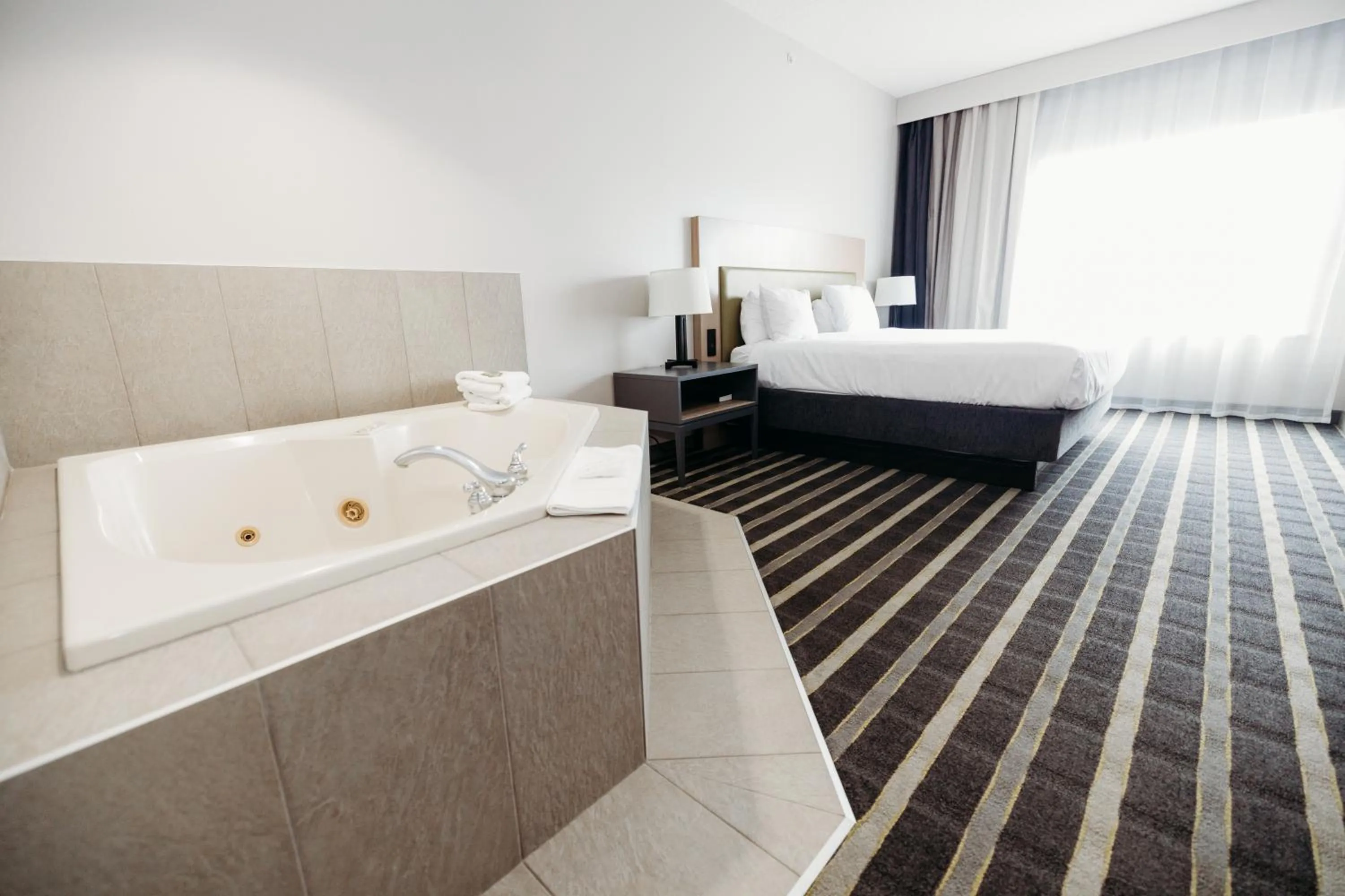 Hot Tub, Bed in Parkview Inn & Suites, Lancaster Amish Country, PA