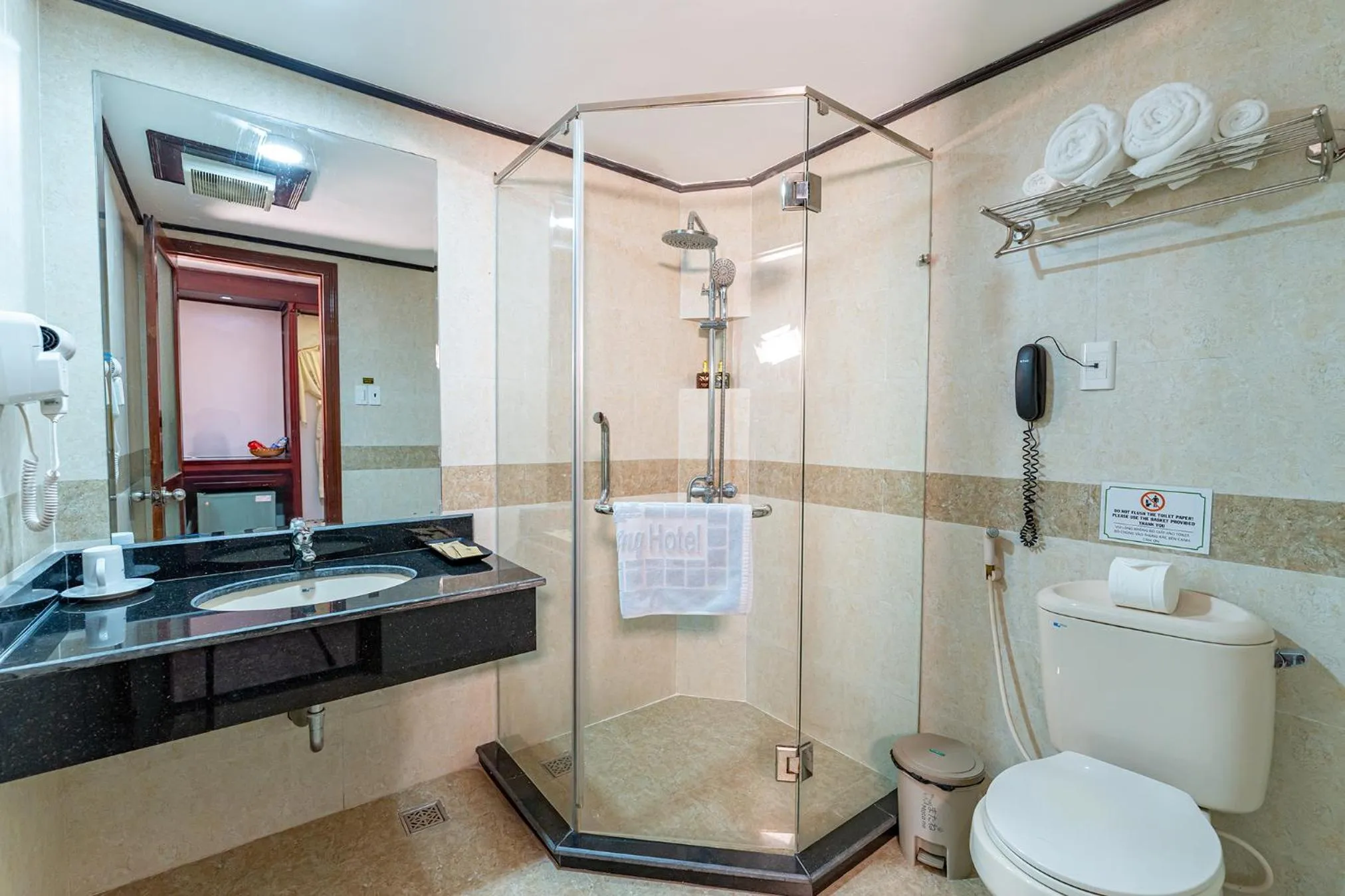 Shower in THUY DUONG 3 Boutique Hotel & Spa
