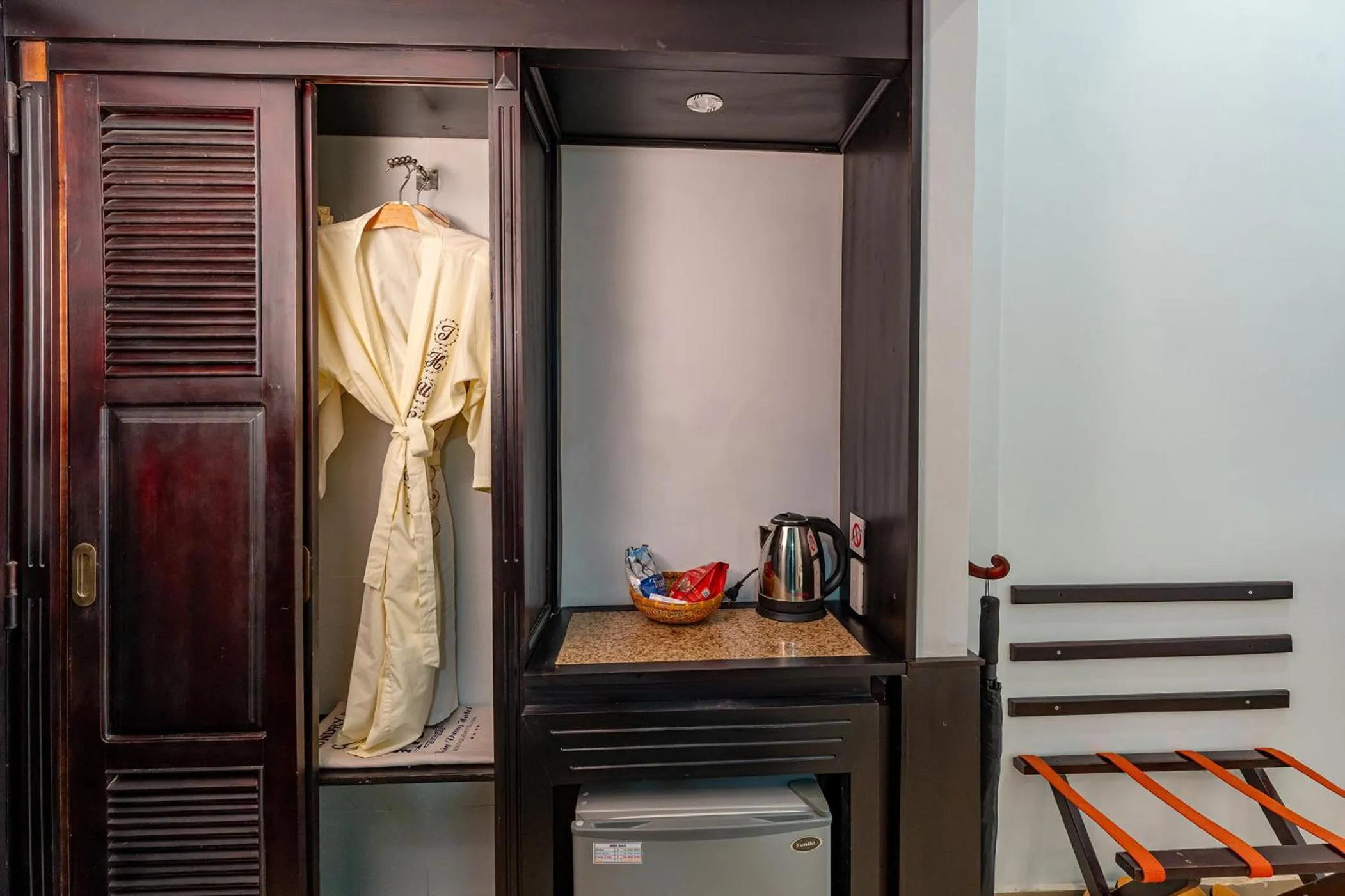 wardrobe in THUY DUONG 3 Boutique Hotel & Spa