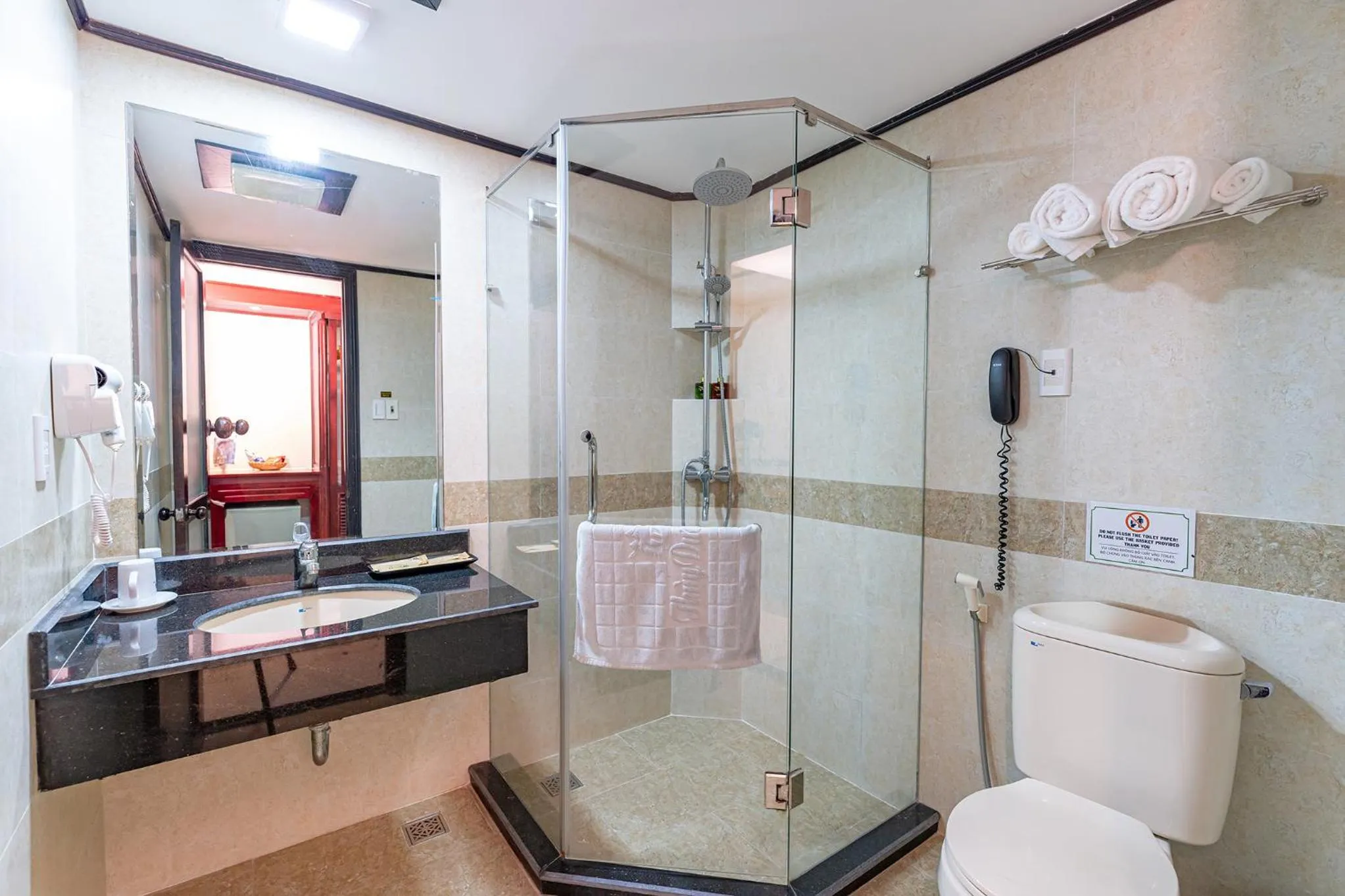Shower in THUY DUONG 3 Boutique Hotel & Spa