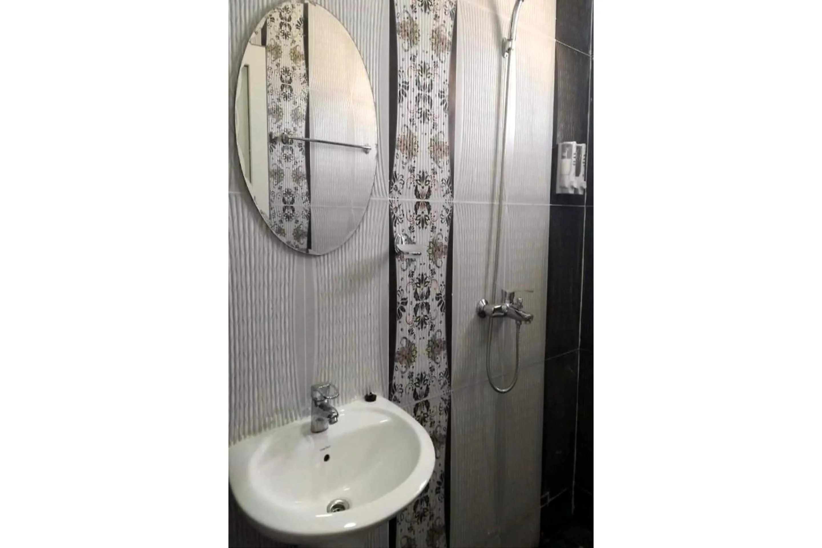 Bathroom in OYO 157 Dream Barka Hotel