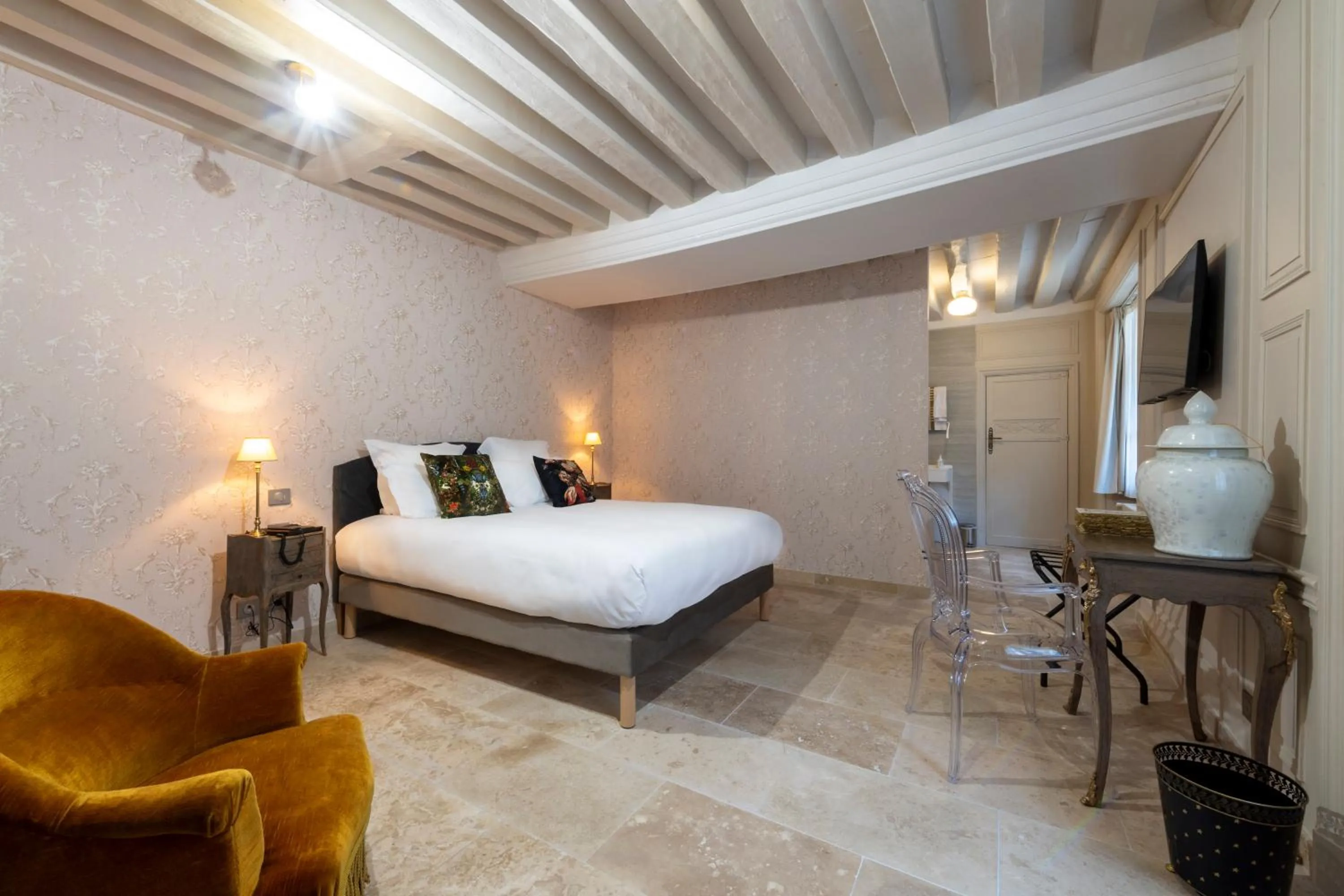 Photo of the whole room, Bed in Hôtel de la Poste à Avallon, Bourgogne