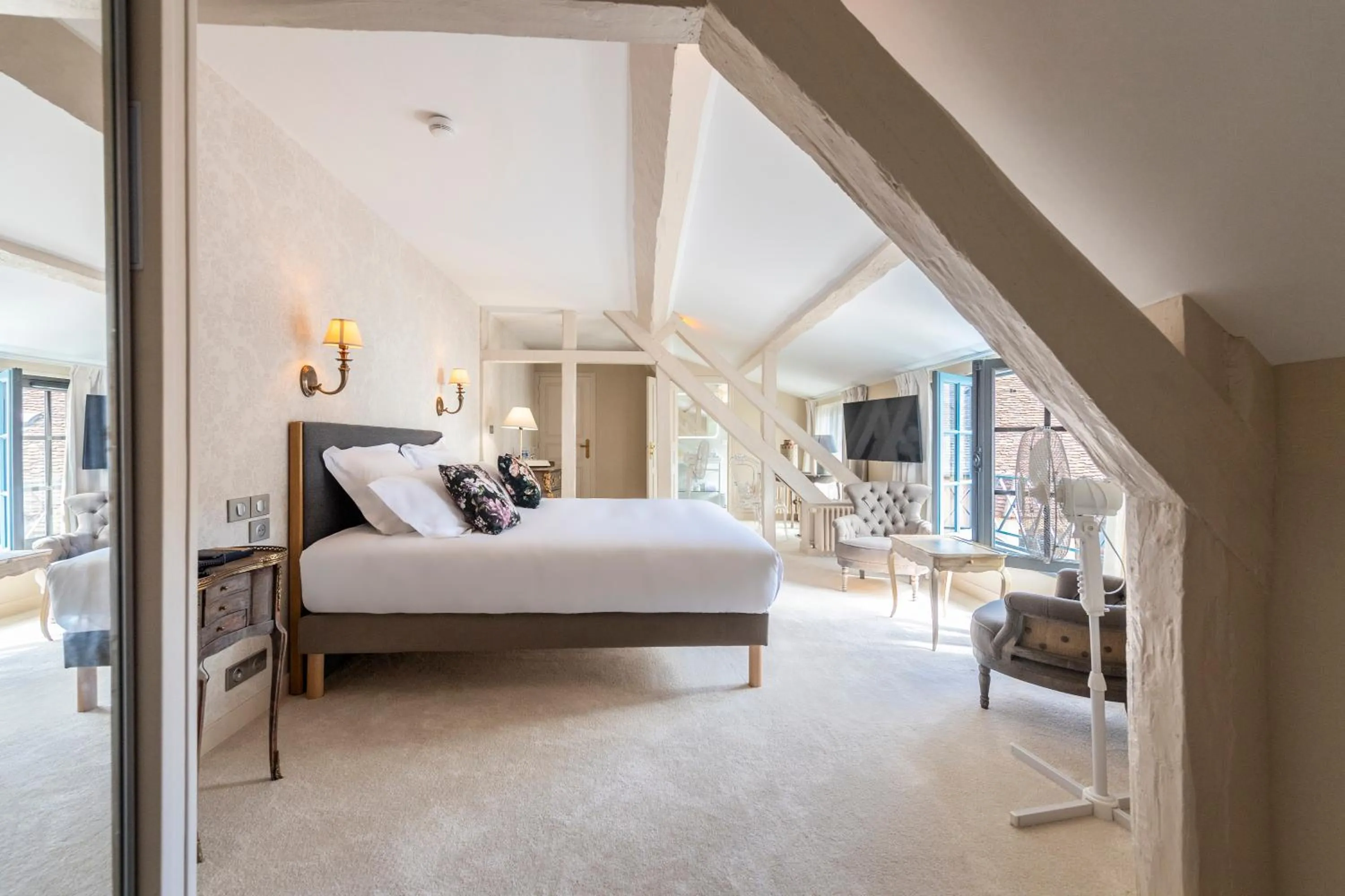 Bedroom, Bed in Hôtel de la Poste à Avallon, Bourgogne