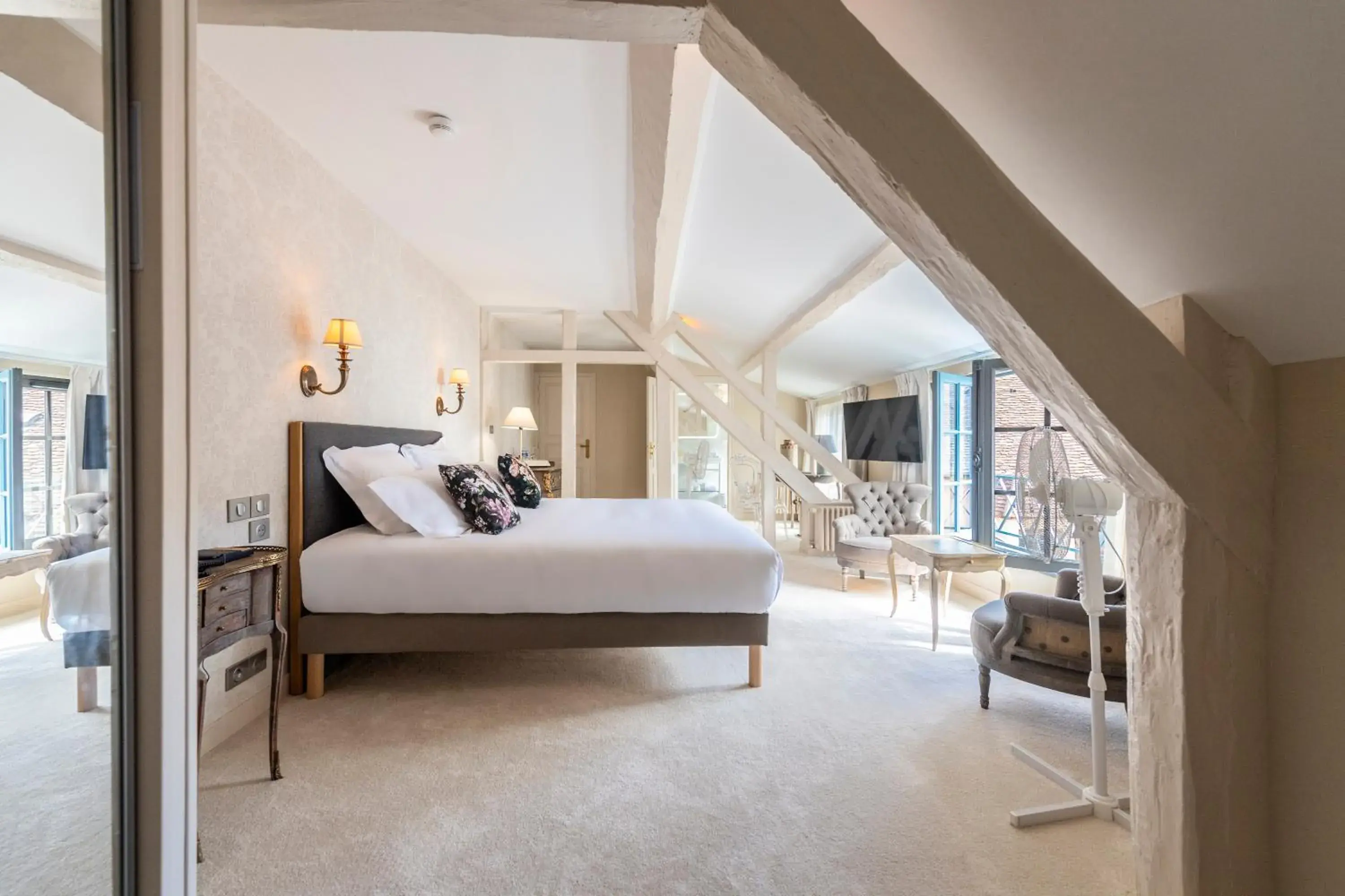 Bedroom, Bed in Hôtel de la Poste à Avallon, Bourgogne Bedroom, Bed in Hôtel de la Poste à Avallon, Bourgogne