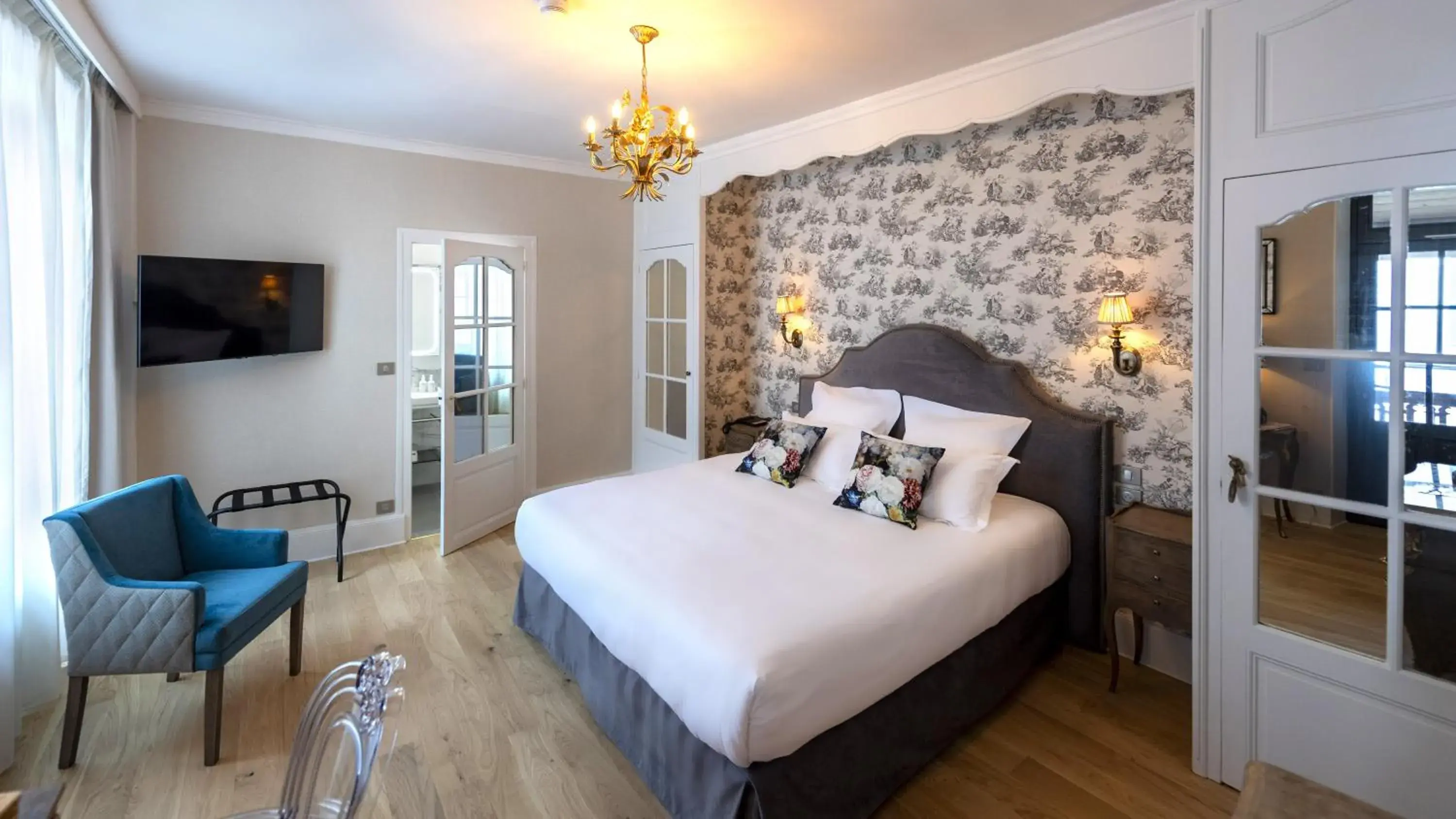 Superior Double Room in Hôtel de la Poste à Avallon, Bourgogne Superior Double Room in Hôtel de la Poste à Avallon, Bourgogne