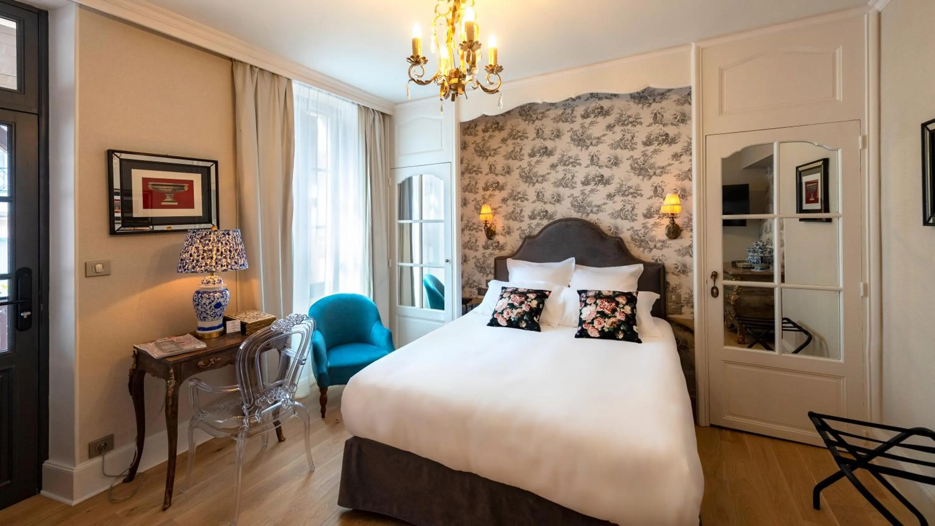 Bed in Hôtel de la Poste à Avallon, Bourgogne