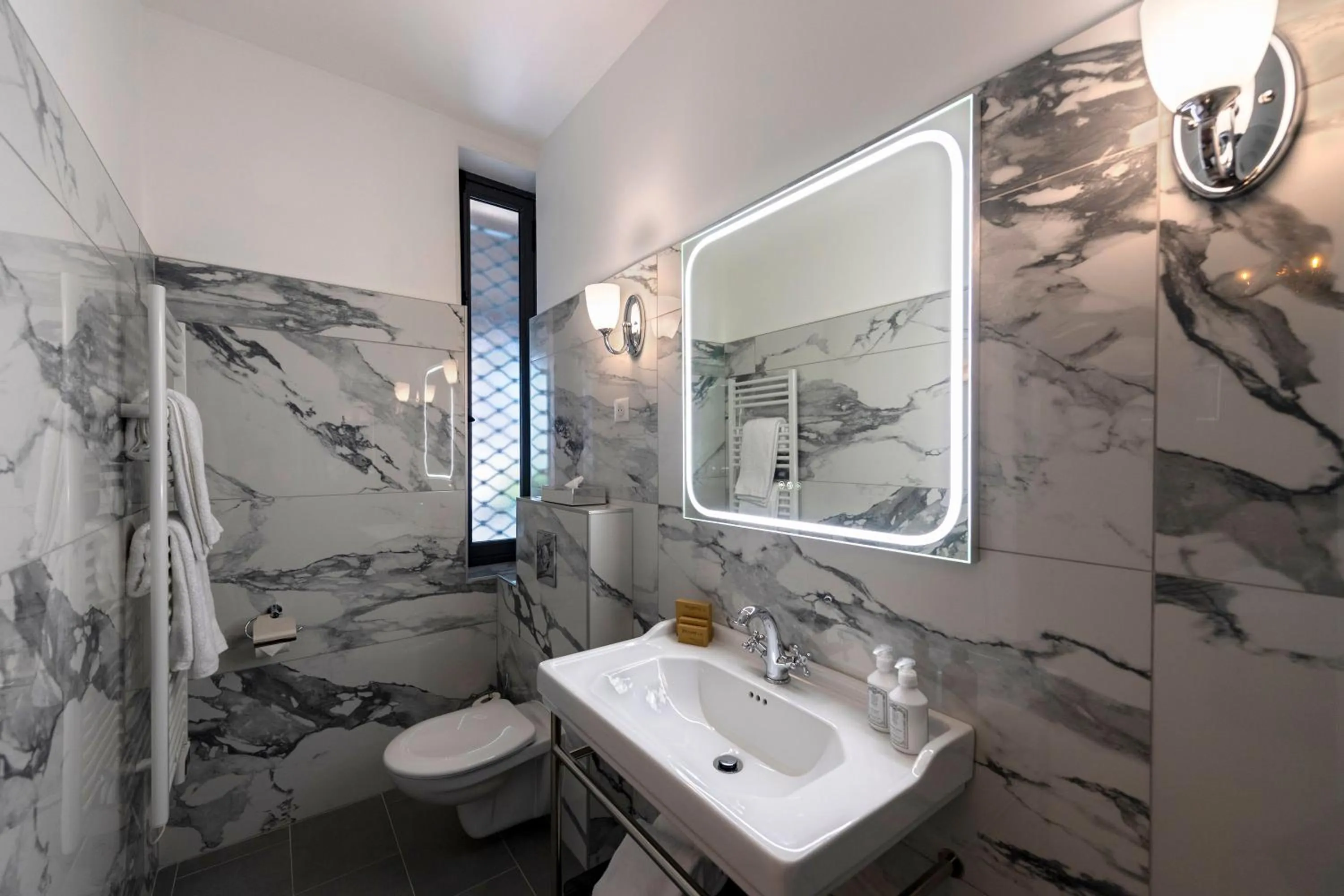 Toilet in Hôtel de la Poste à Avallon, Bourgogne