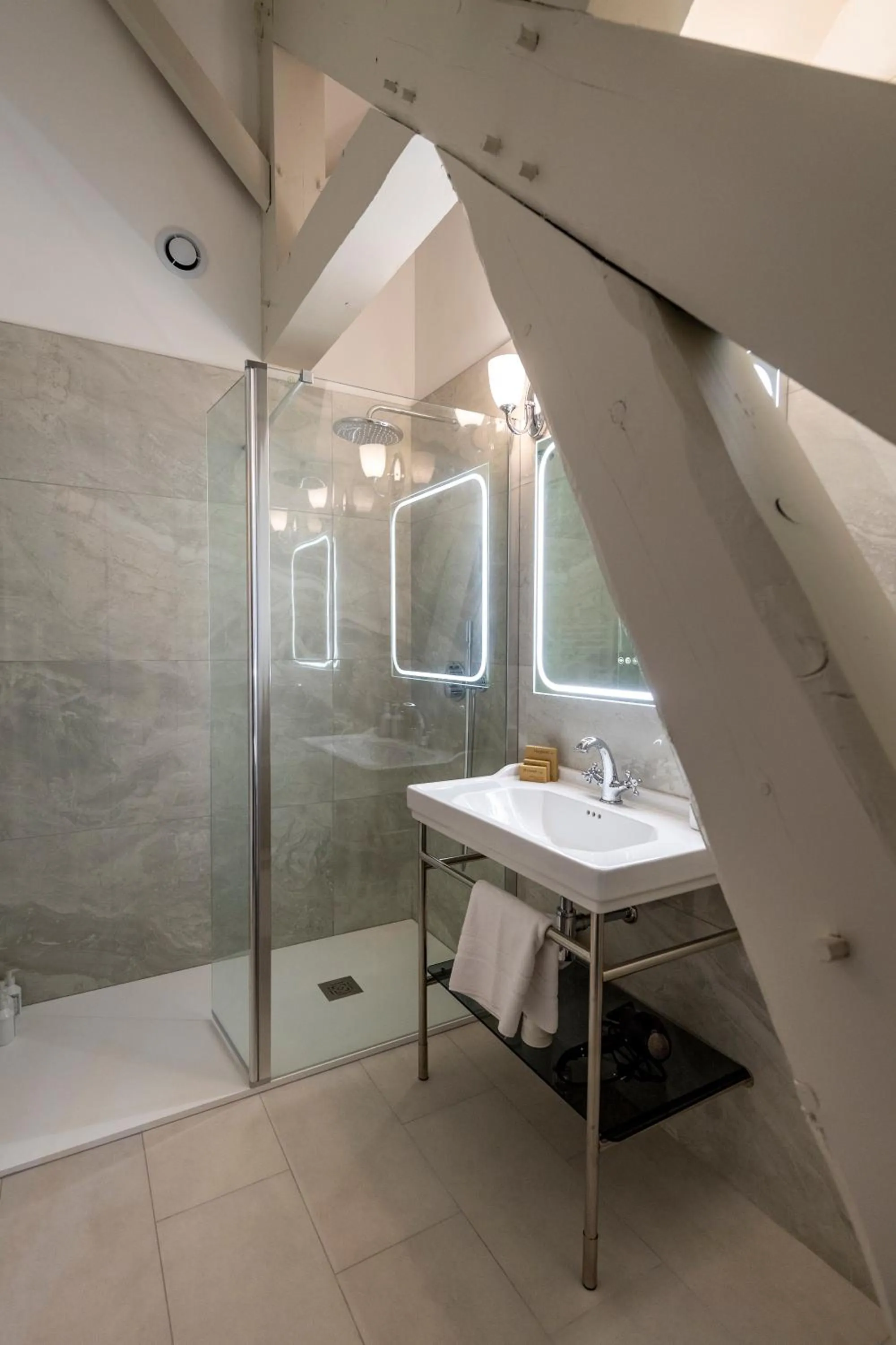 Shower in Hôtel de la Poste à Avallon, Bourgogne