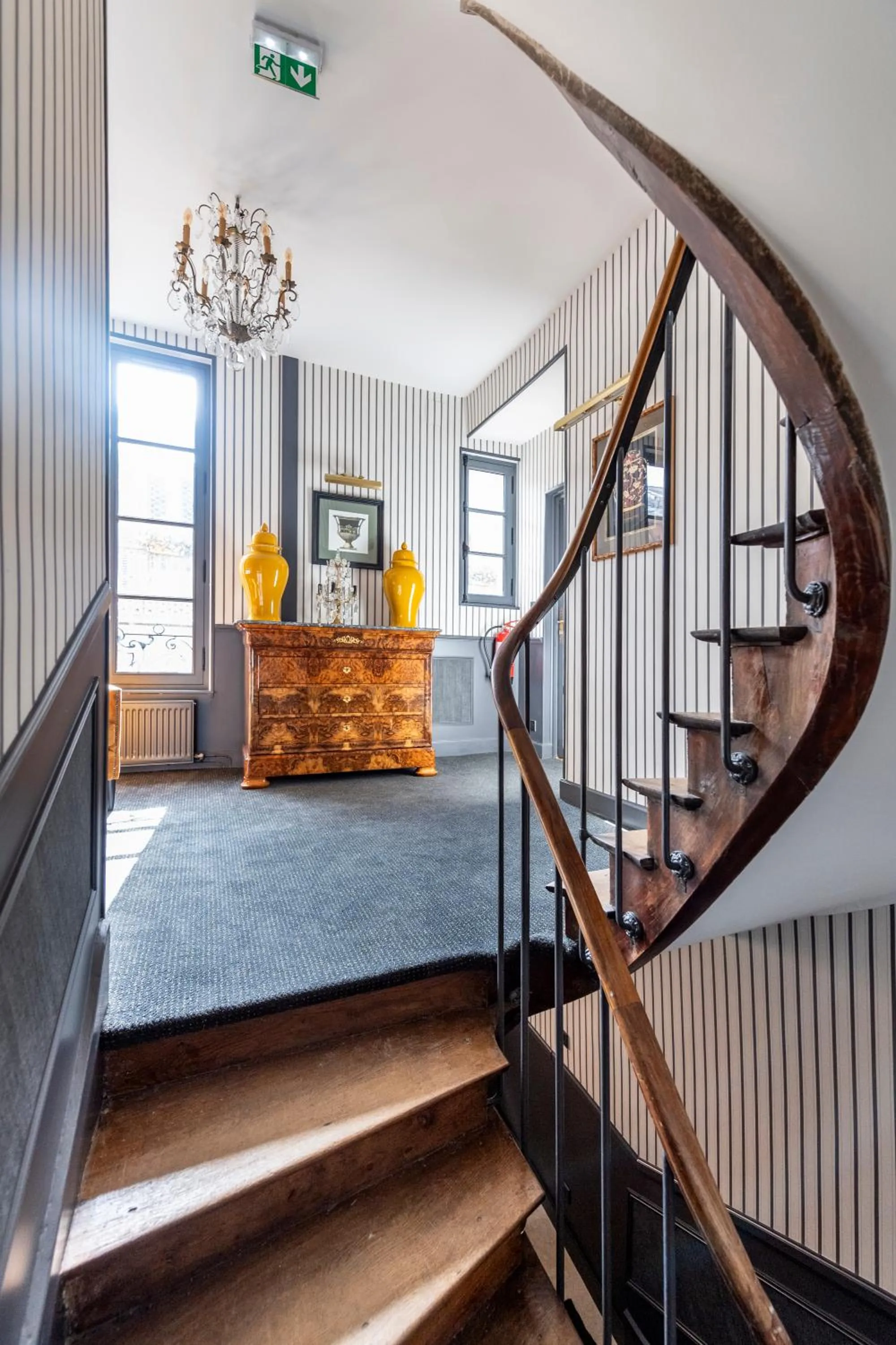 Property building, Bed in Hôtel de la Poste à Avallon, Bourgogne