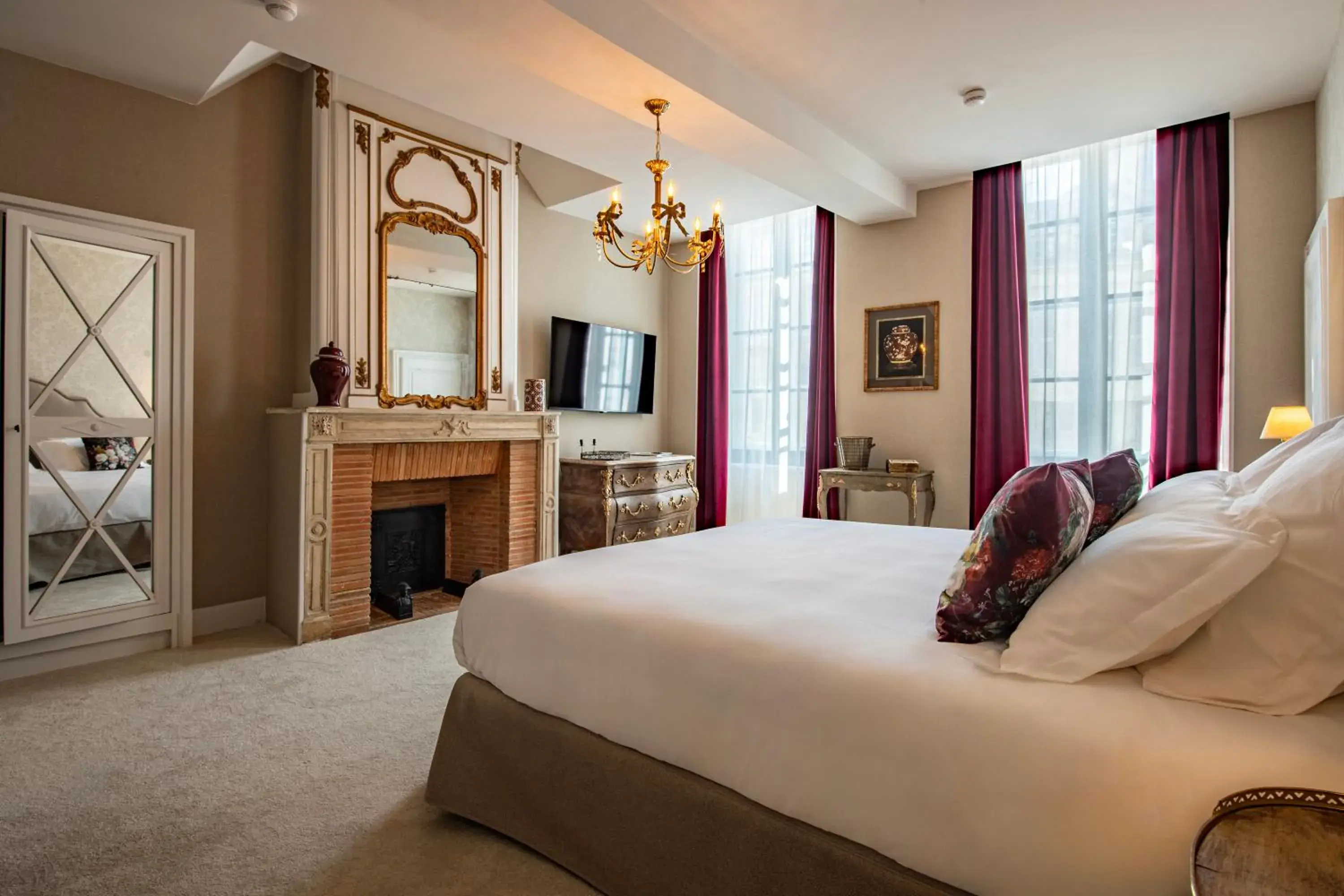 Bedroom, Bed in Hôtel de la Poste à Avallon, Bourgogne Bedroom, Bed in Hôtel de la Poste à Avallon, Bourgogne