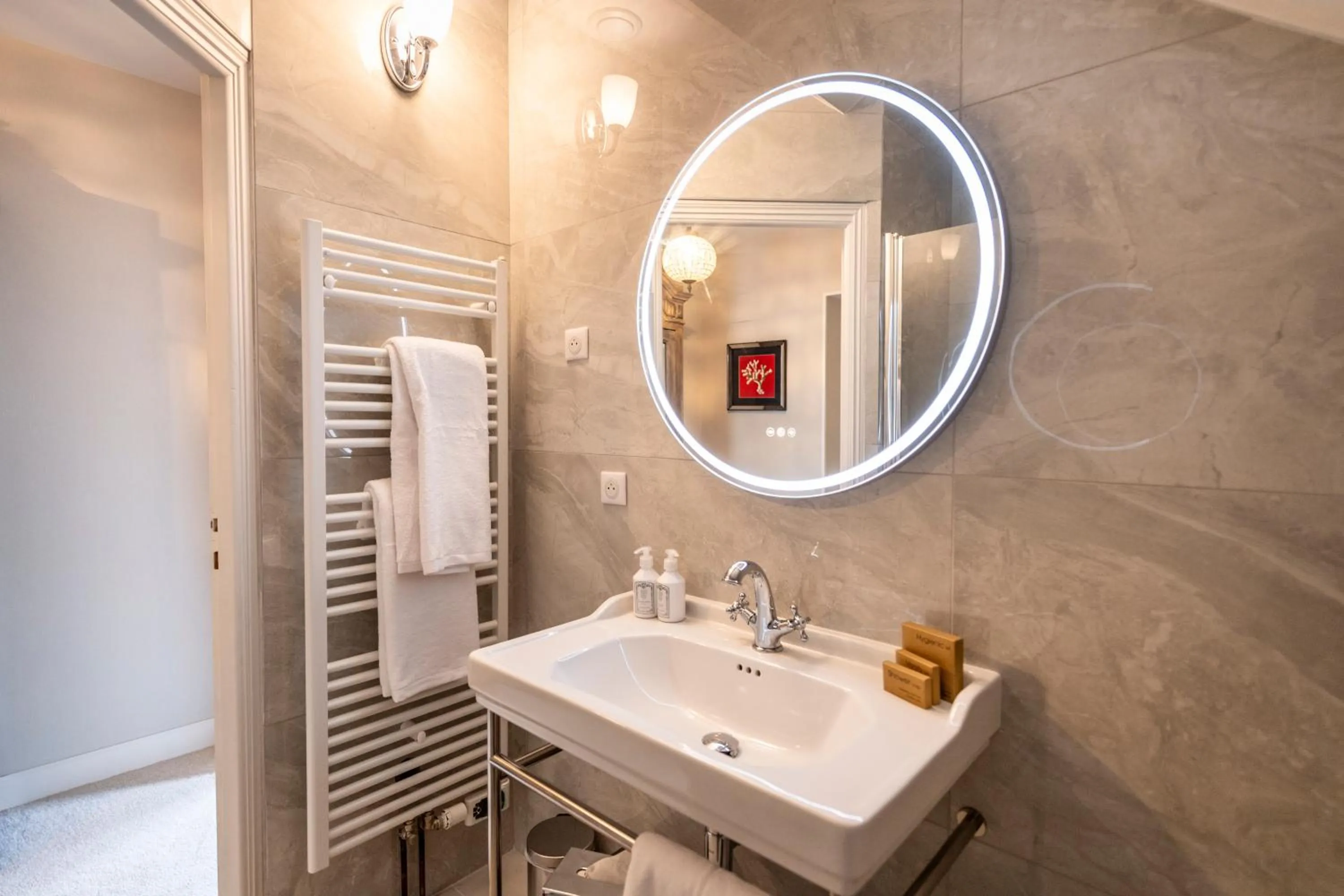 Bathroom in Hôtel de la Poste à Avallon, Bourgogne