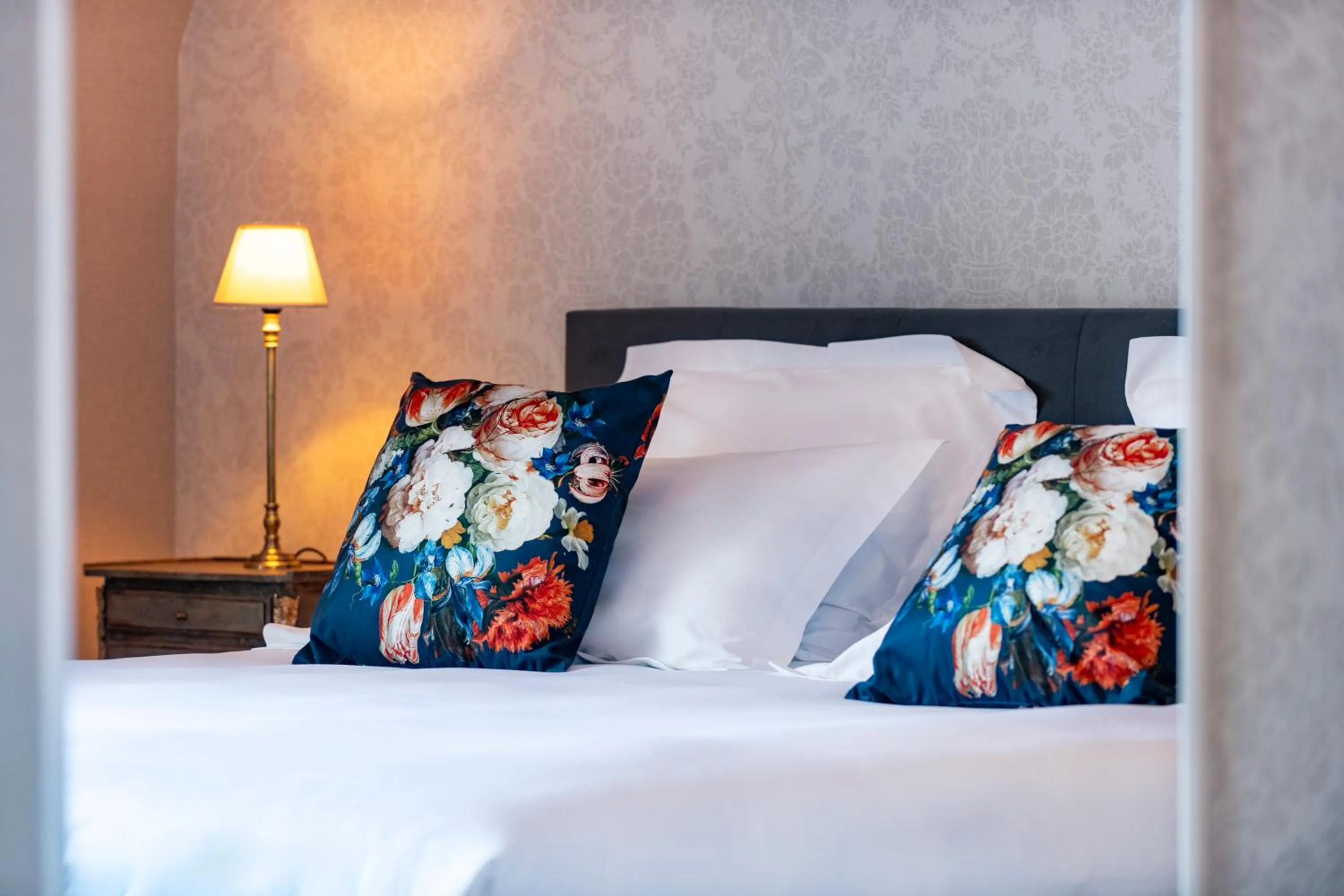 Bed in Hôtel de la Poste à Avallon, Bourgogne