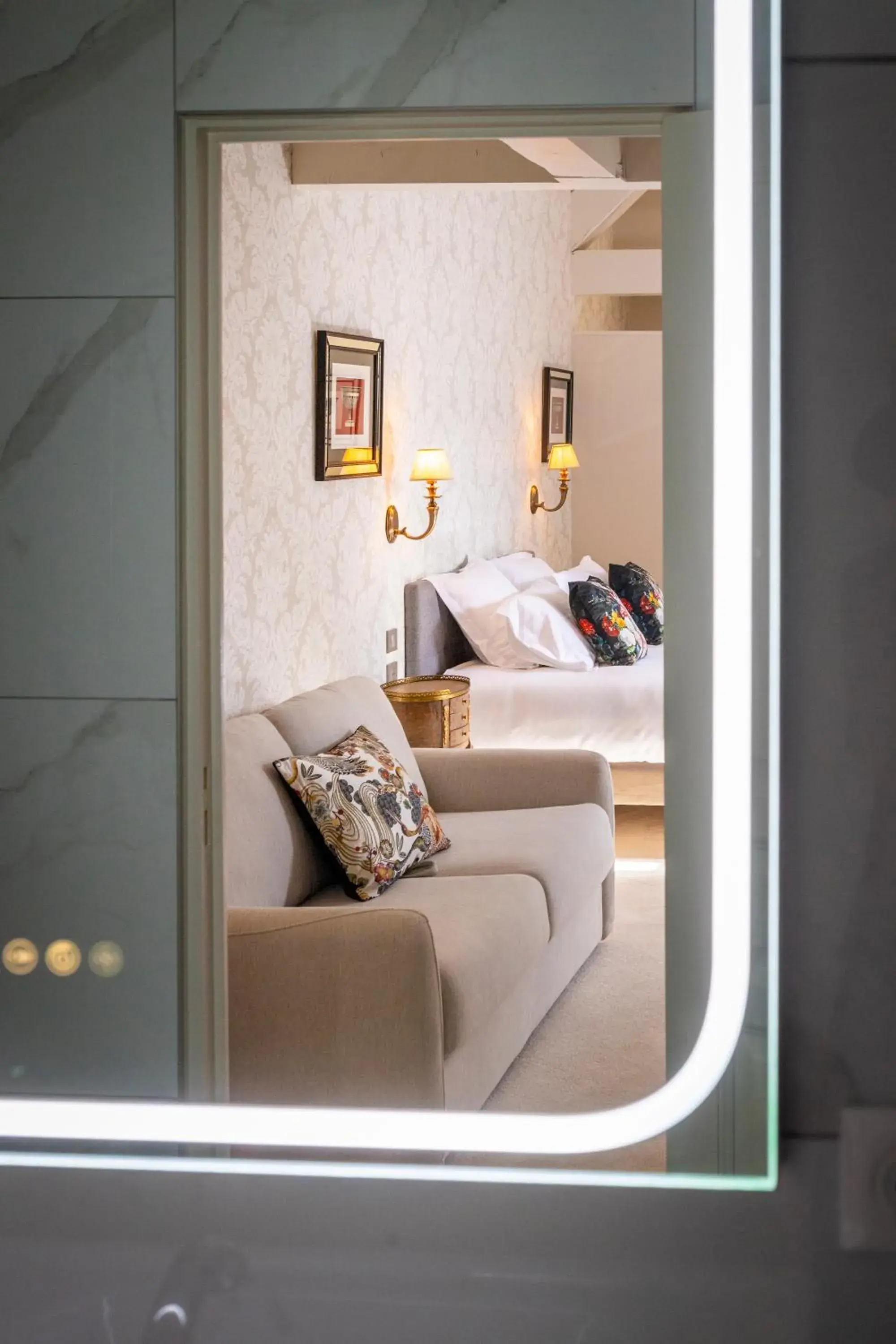 Seating area, Bed in Hôtel de la Poste à Avallon, Bourgogne Seating area, Bed in Hôtel de la Poste à Avallon, Bourgogne