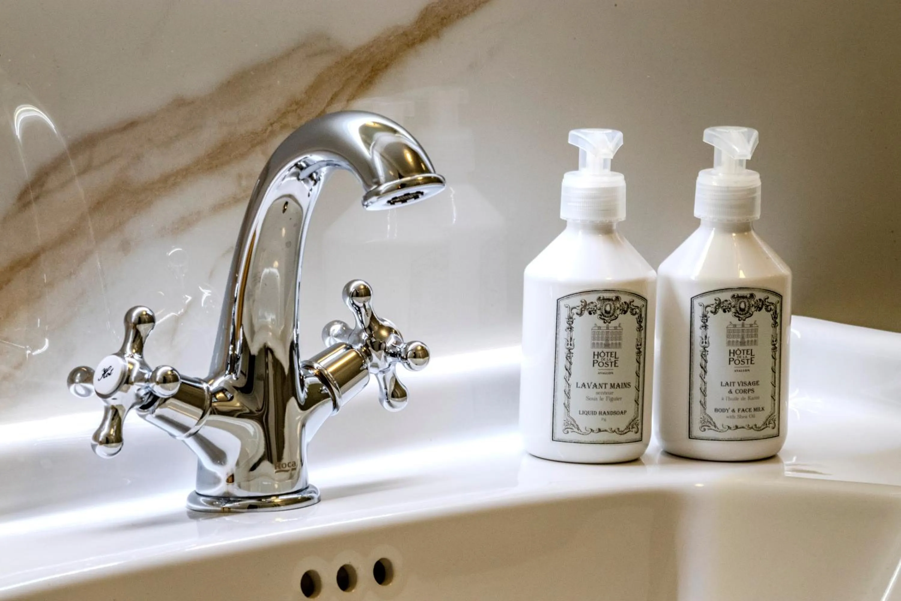 Bathroom in Hôtel de la Poste à Avallon, Bourgogne