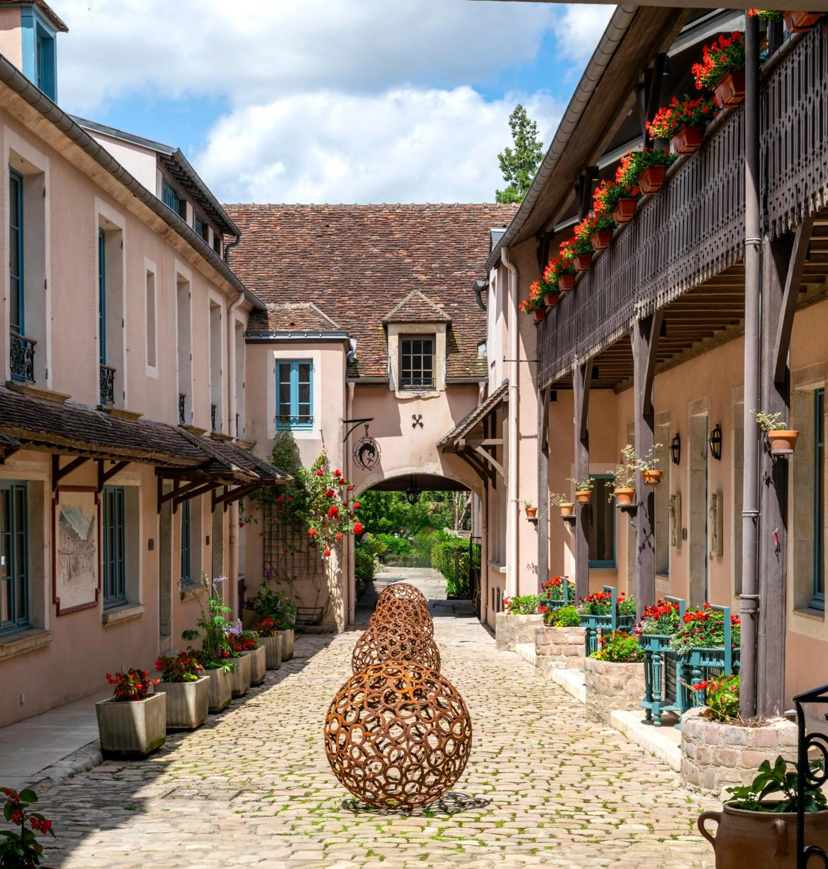 Inner courtyard view in Hôtel de la Poste à Avallon, Bourgogne