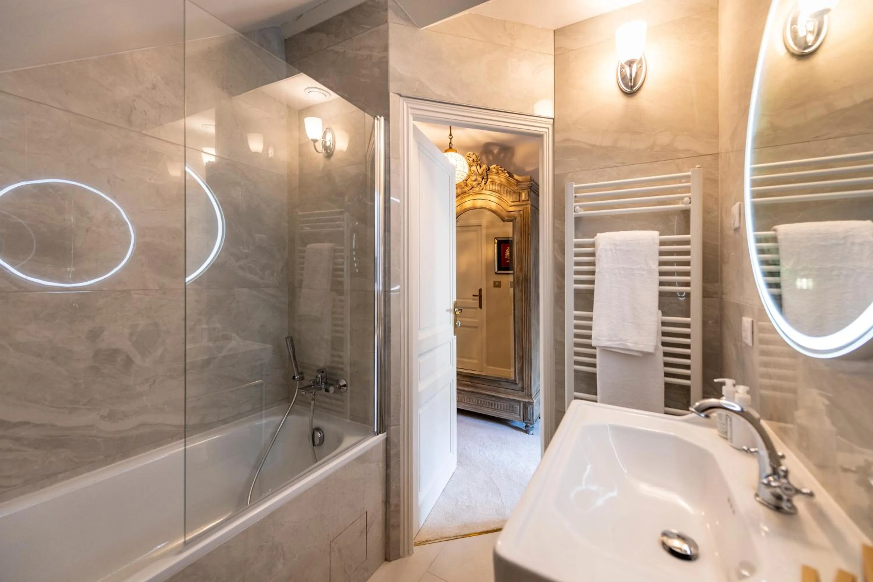 Bathroom in Hôtel de la Poste à Avallon, Bourgogne