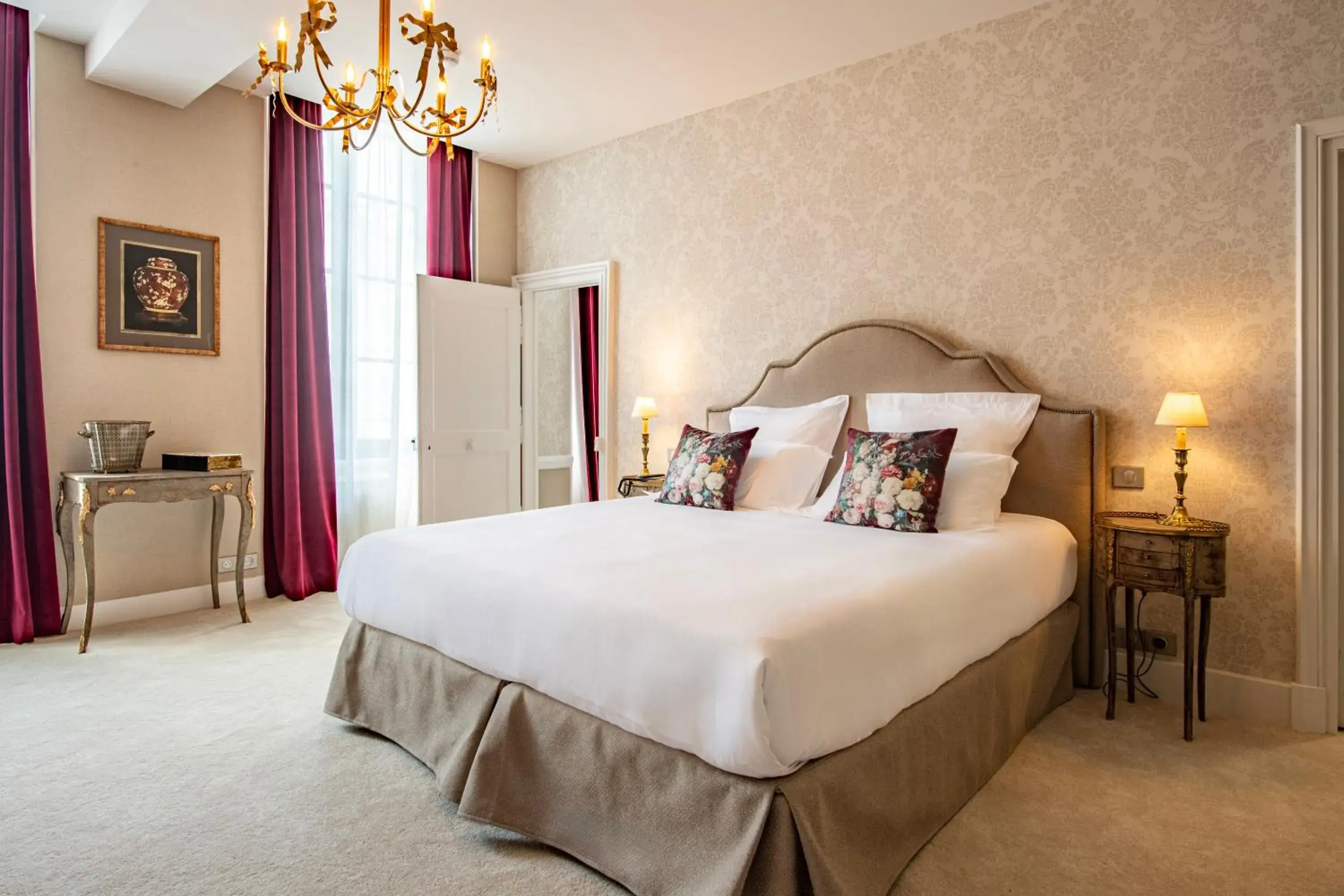 Photo of the whole room, Bed in Hôtel de la Poste à Avallon, Bourgogne Photo of the whole room, Bed in Hôtel de la Poste à Avallon, Bourgogne