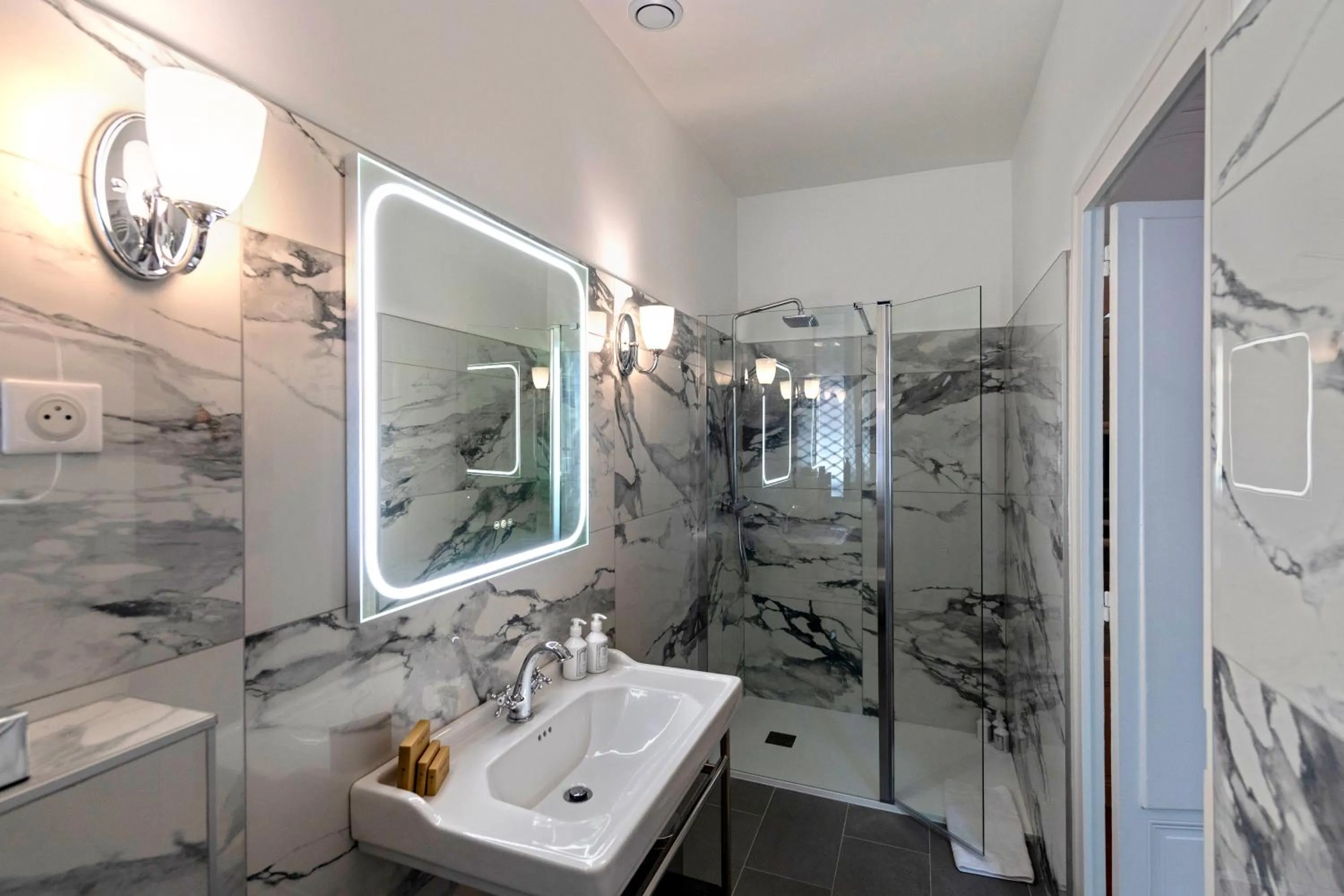 Bathroom in Hôtel de la Poste à Avallon, Bourgogne