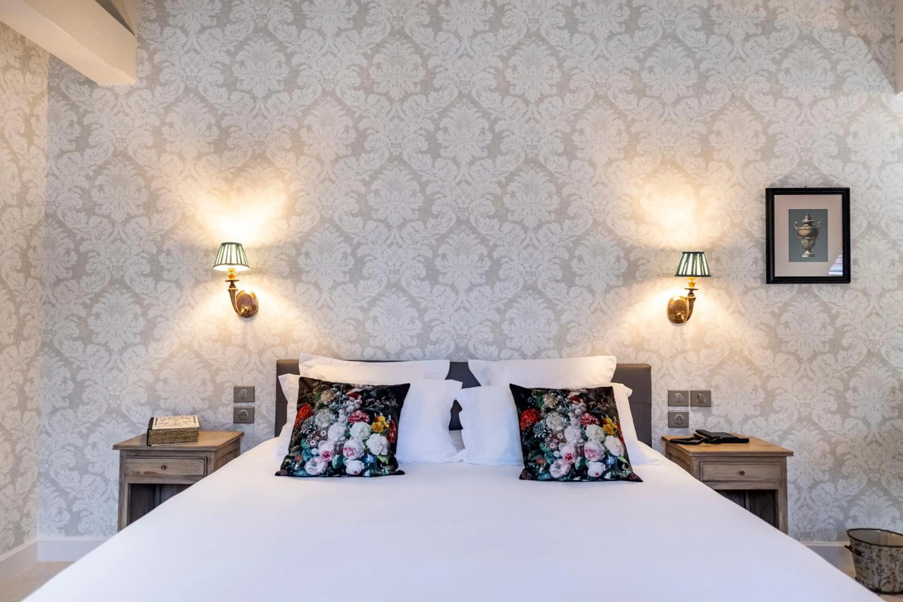 Bed in Hôtel de la Poste à Avallon, Bourgogne