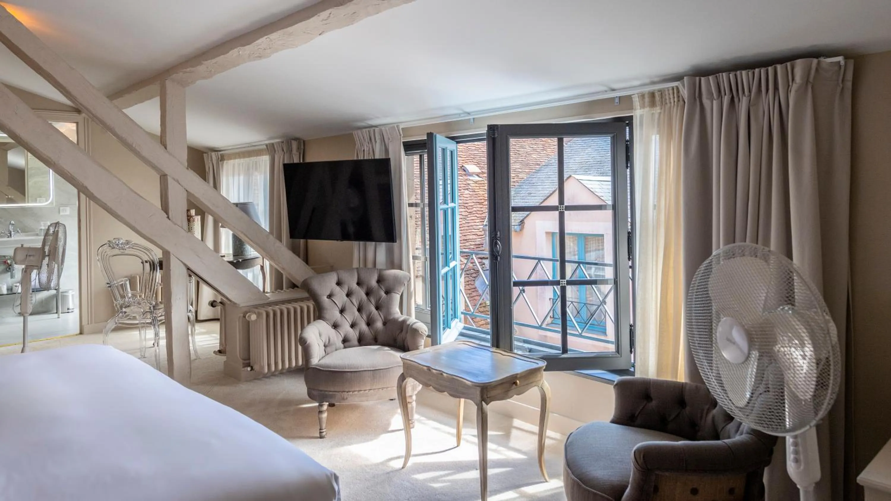 Seating area, Bed in Hôtel de la Poste à Avallon, Bourgogne