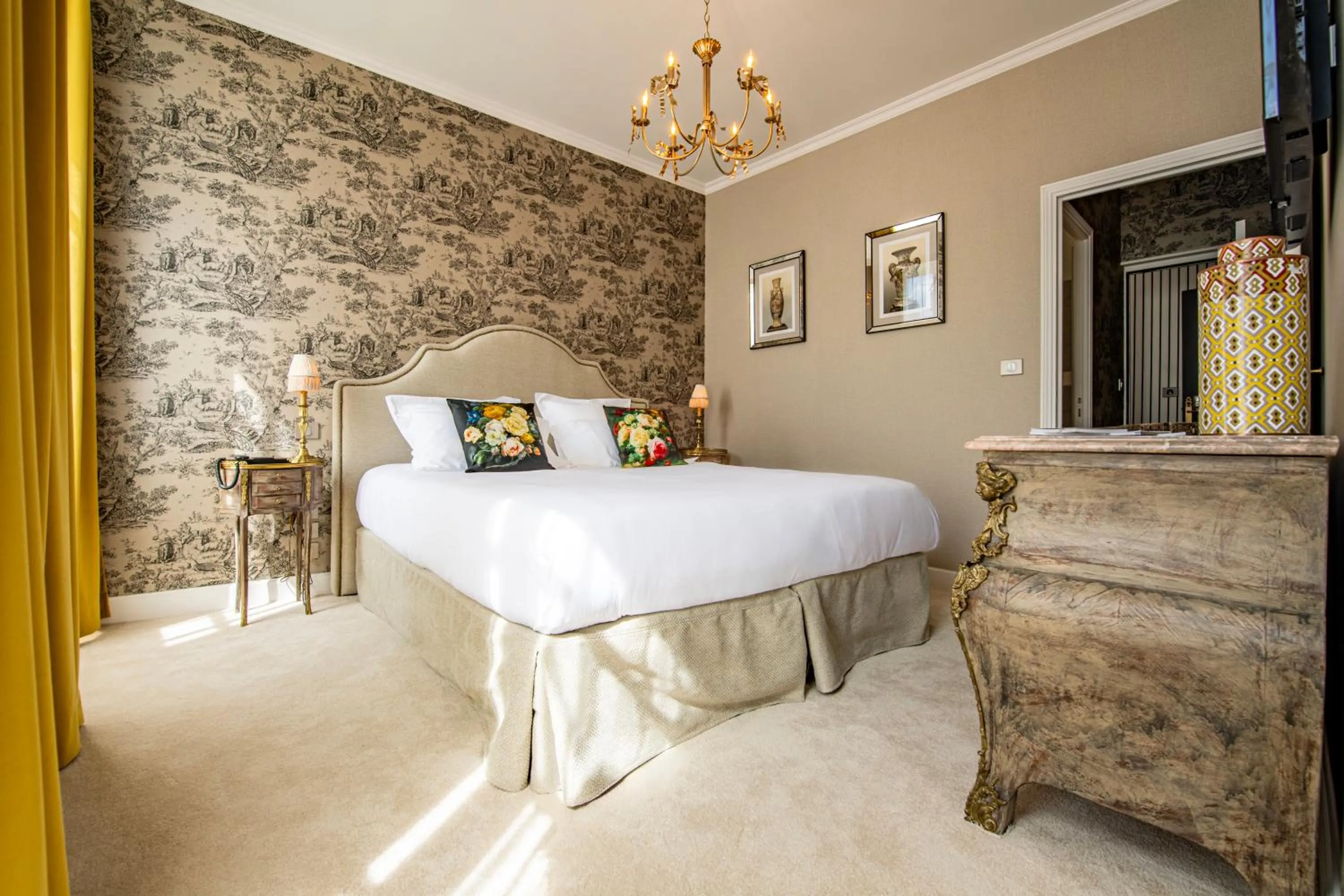 Bedroom, Bed in Hôtel de la Poste à Avallon, Bourgogne