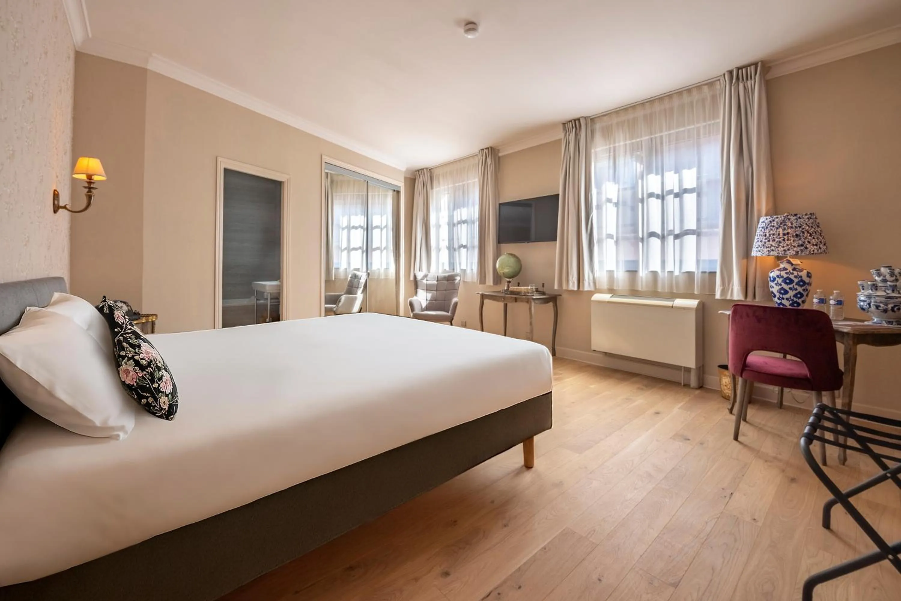 Photo of the whole room, Bed in Hôtel de la Poste à Avallon, Bourgogne