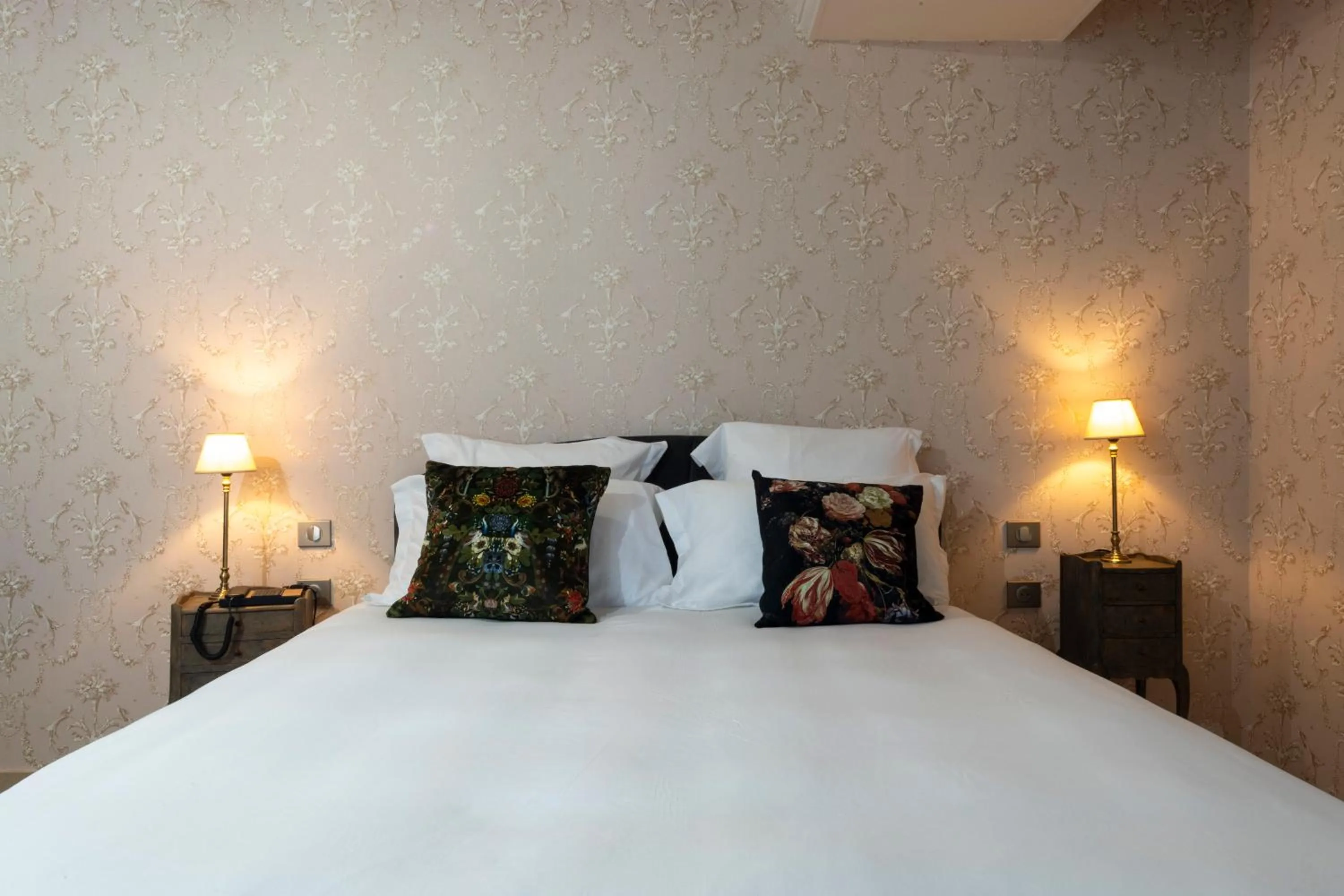 Bedroom, Bed in Hôtel de la Poste à Avallon, Bourgogne