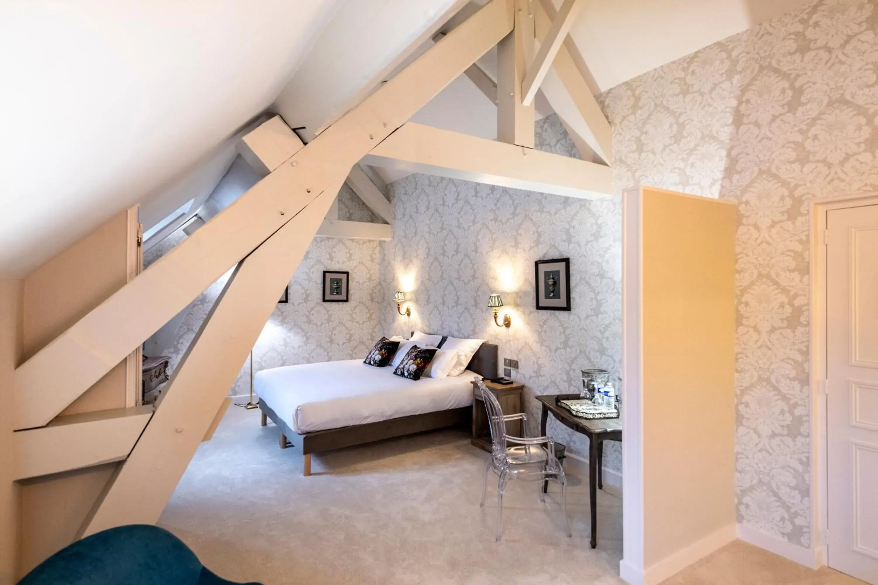 Bed in Hôtel de la Poste à Avallon, Bourgogne Bed in Hôtel de la Poste à Avallon, Bourgogne