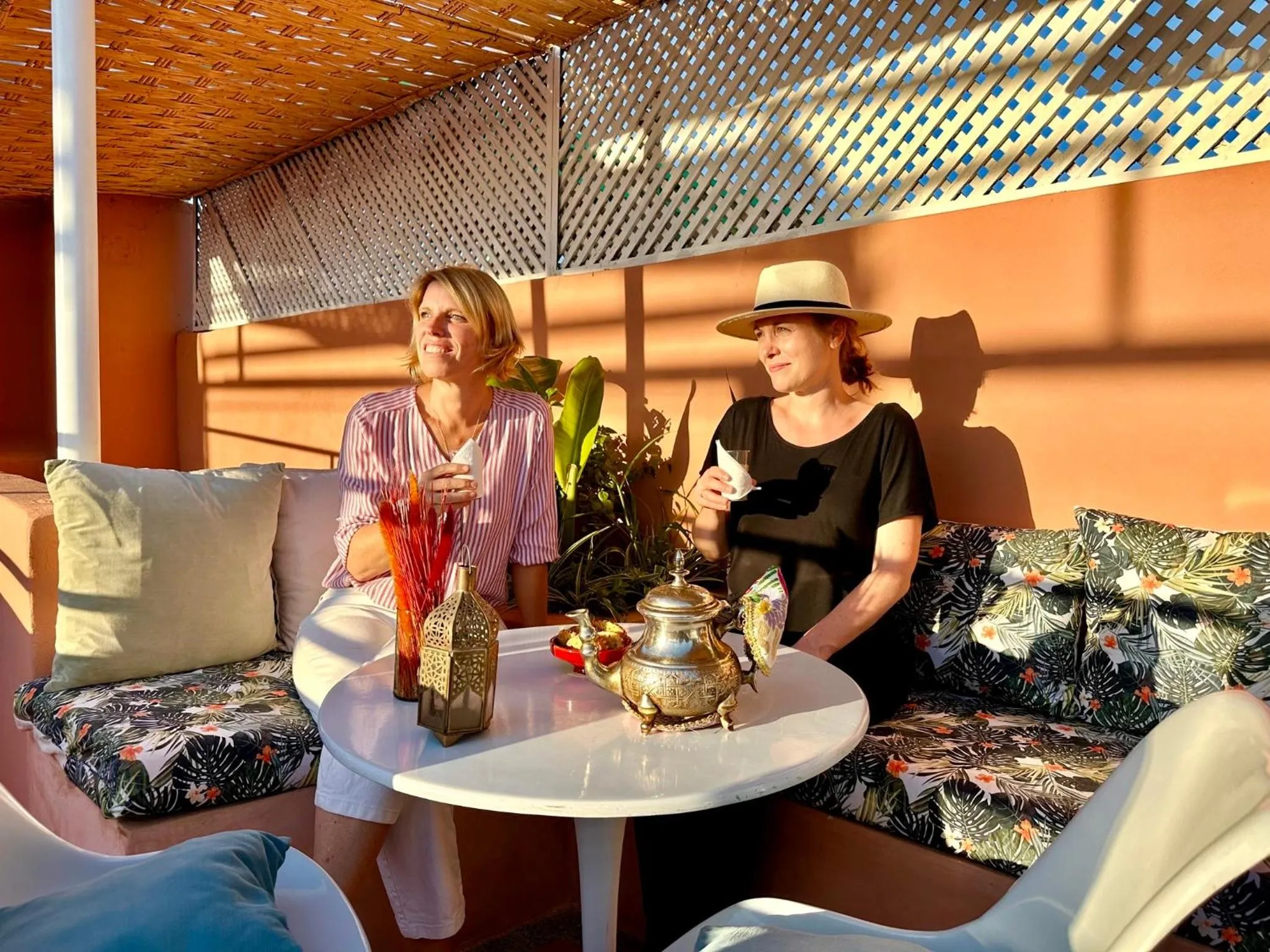 People in Riad 11 Zitoune