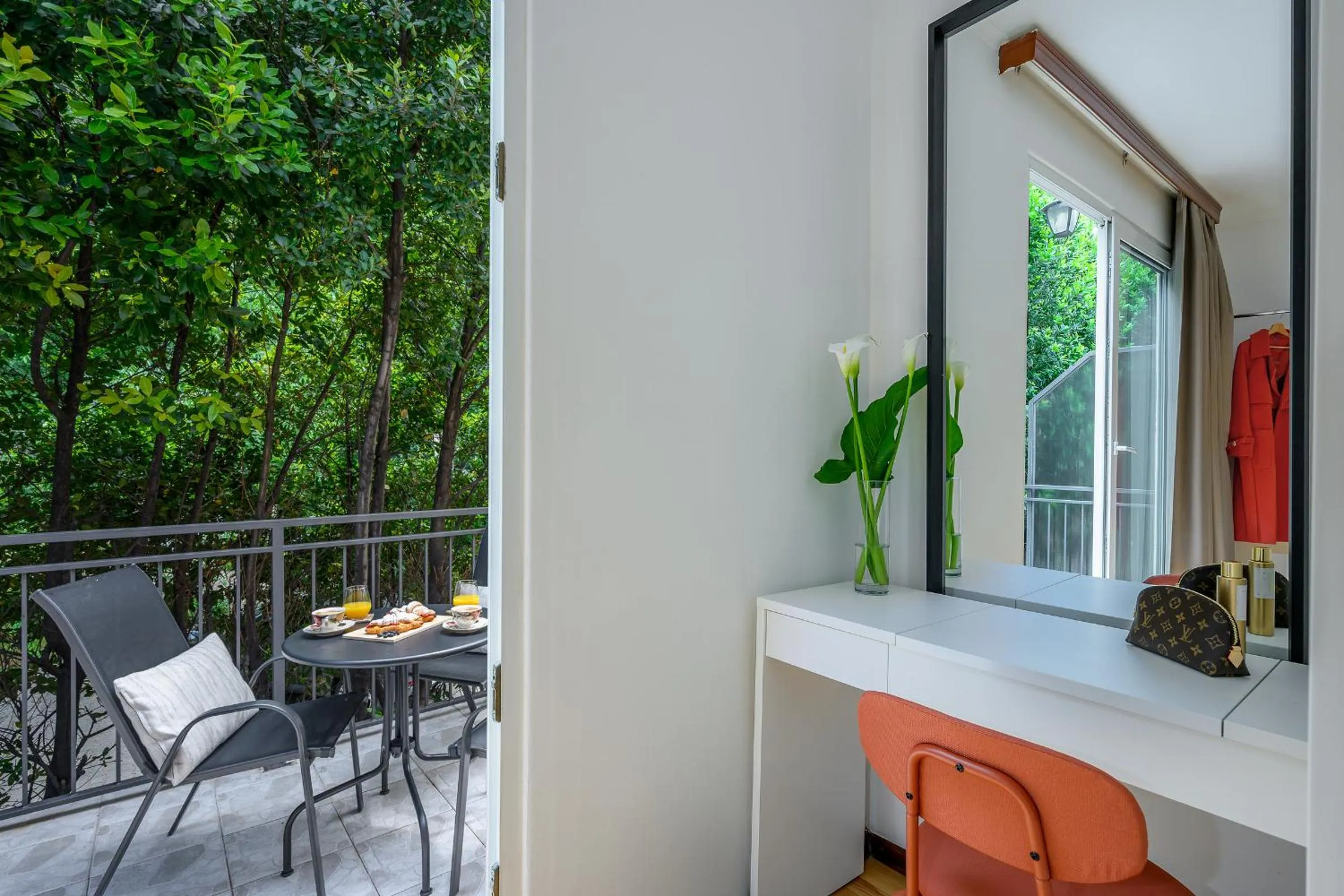 Yellow house with private parking