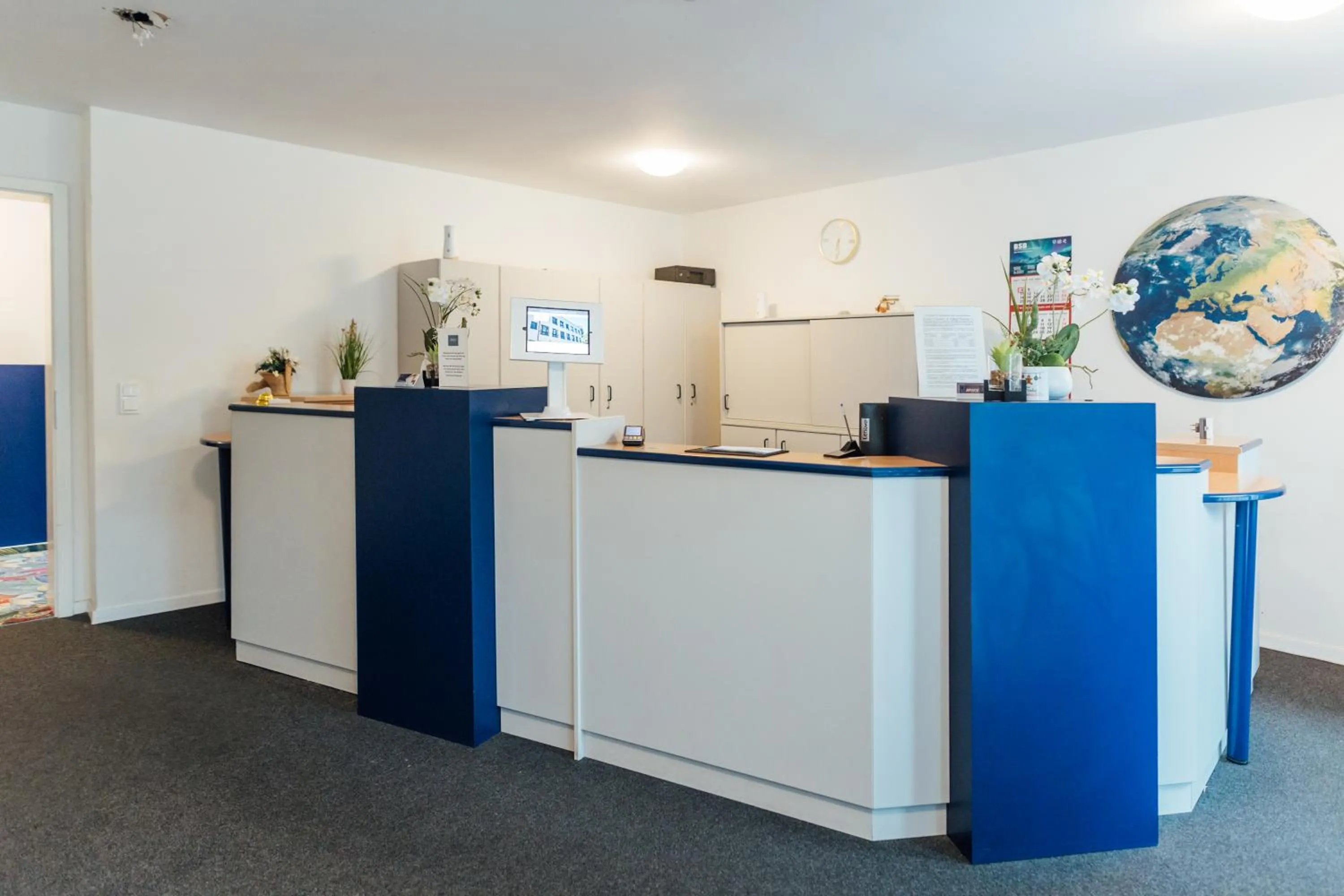 Lobby or reception in MYKY Aparthotel Harburg - Free Parking