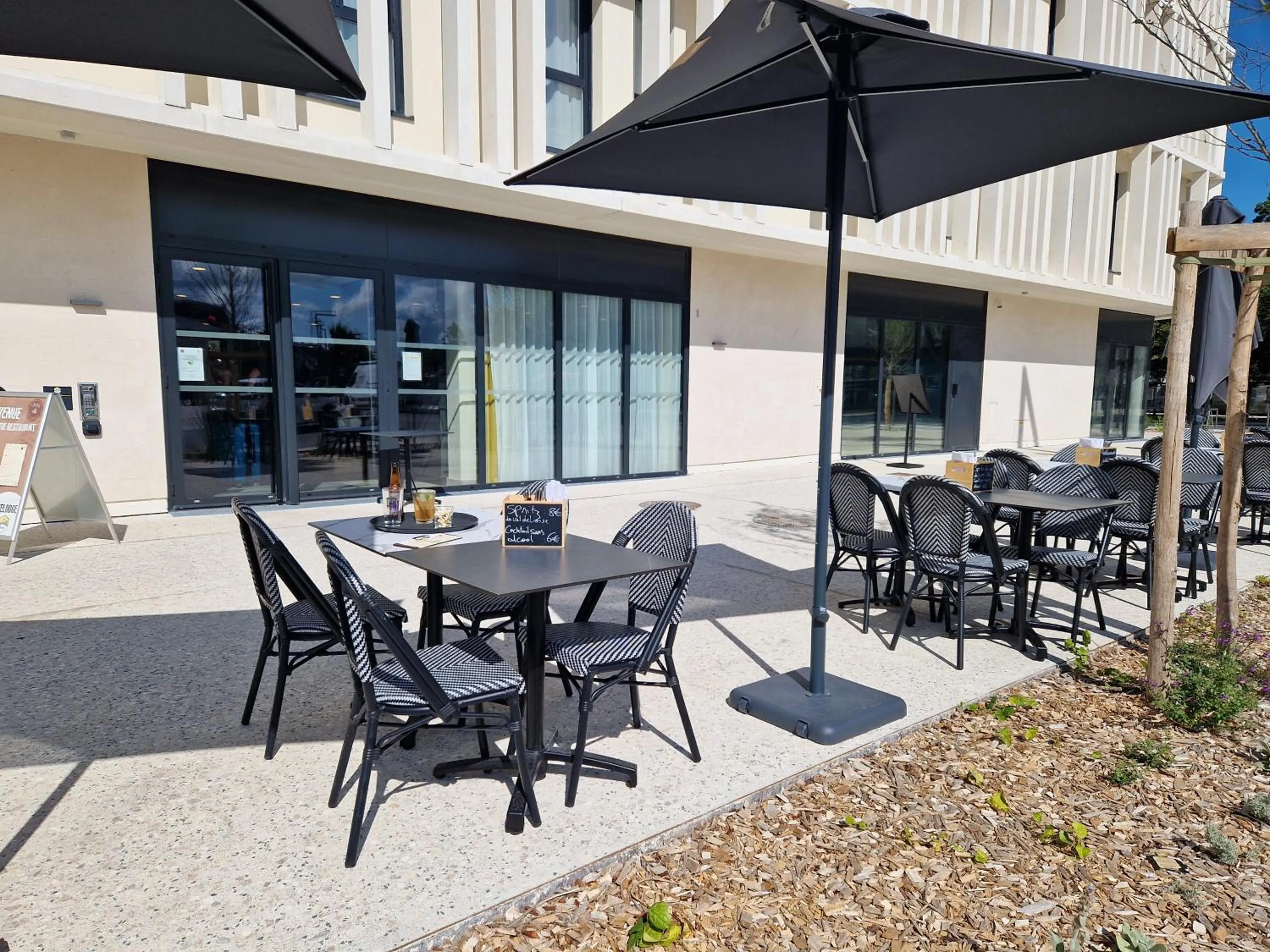 Patio in Beelodge Hotel Blois Centre