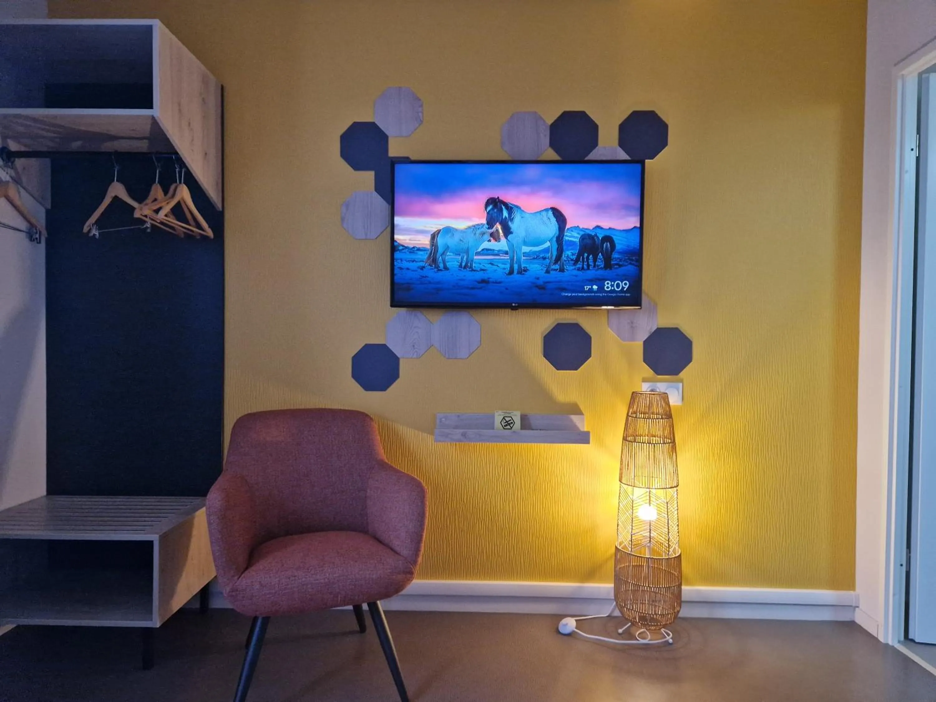 TV and multimedia in Beelodge Hotel Blois Centre