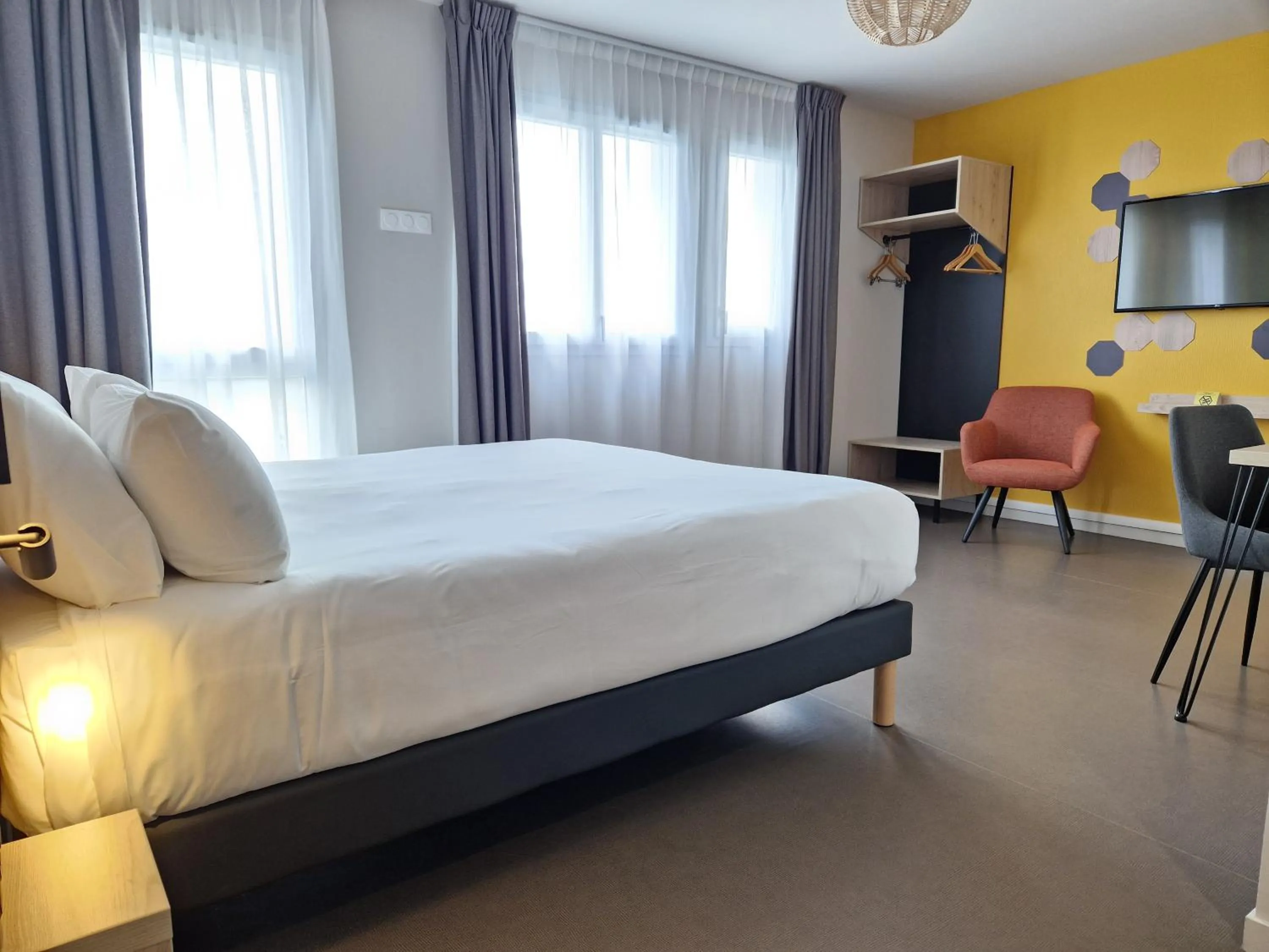 Bedroom, Bed in Beelodge Hotel Blois Centre