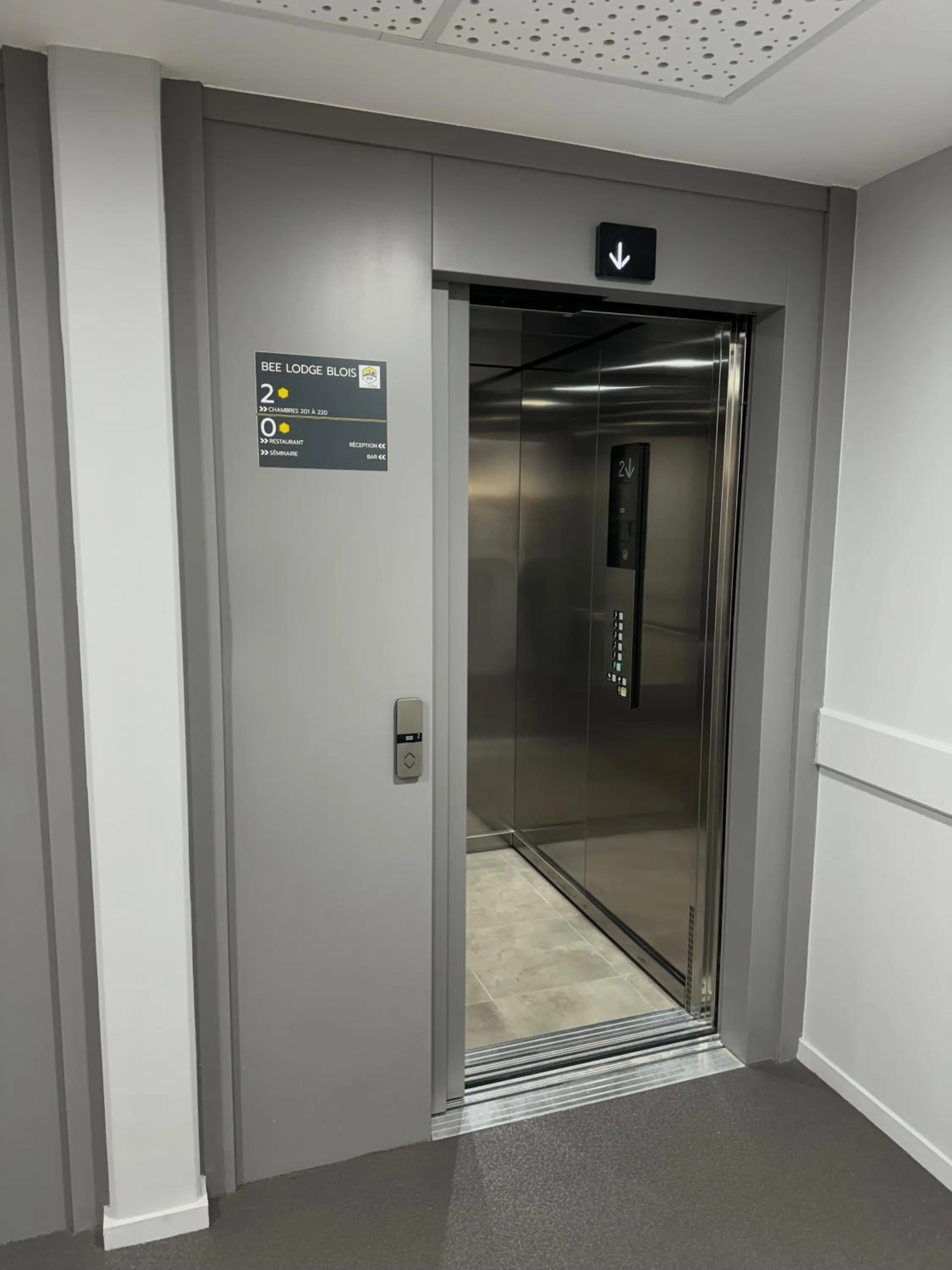 elevator in Beelodge Hotel Blois Centre