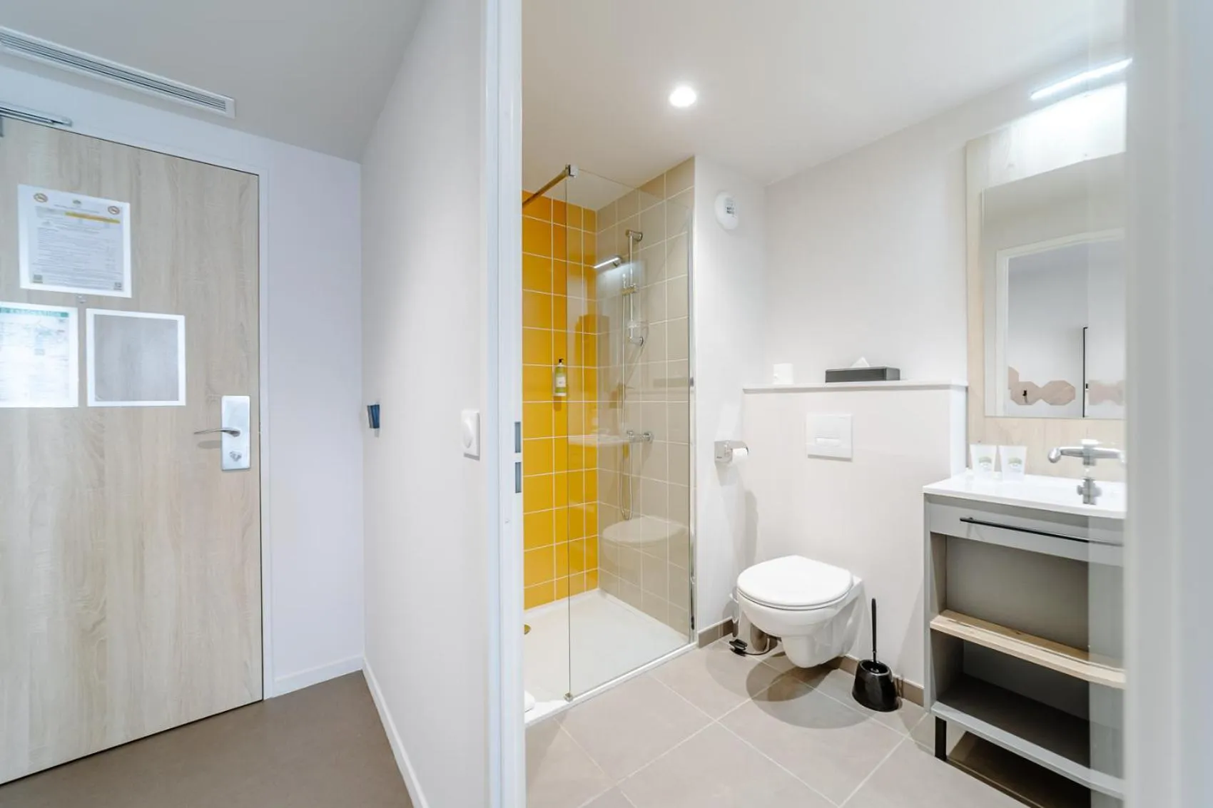 Toilet in Beelodge Hotel Blois Centre