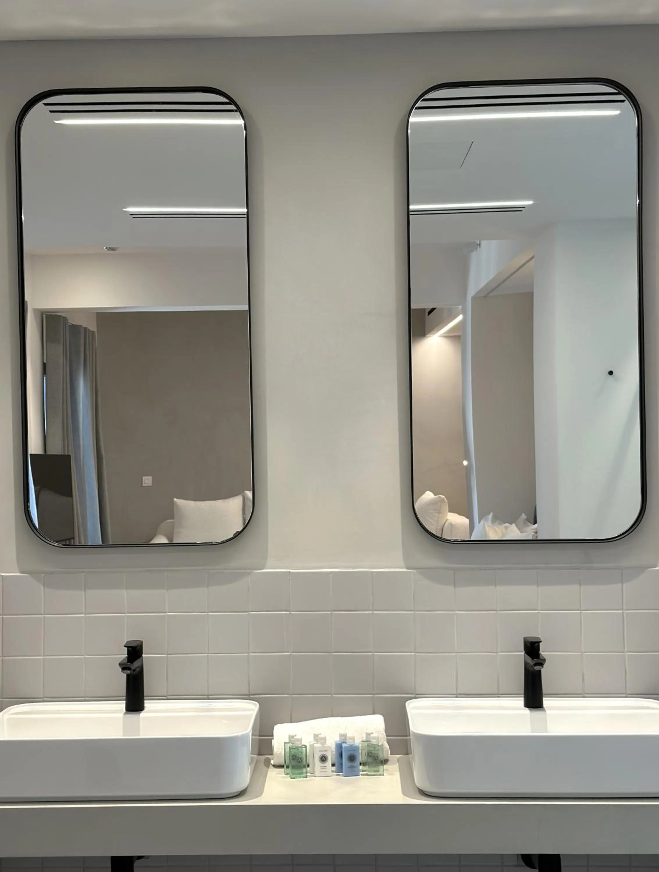 Bathroom in AIONION RESIDENCES by K&K