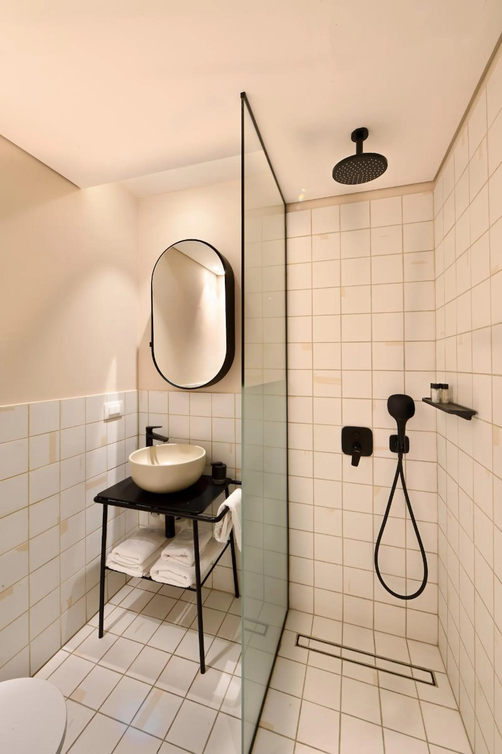 Shower in AIONION RESIDENCES by K&K