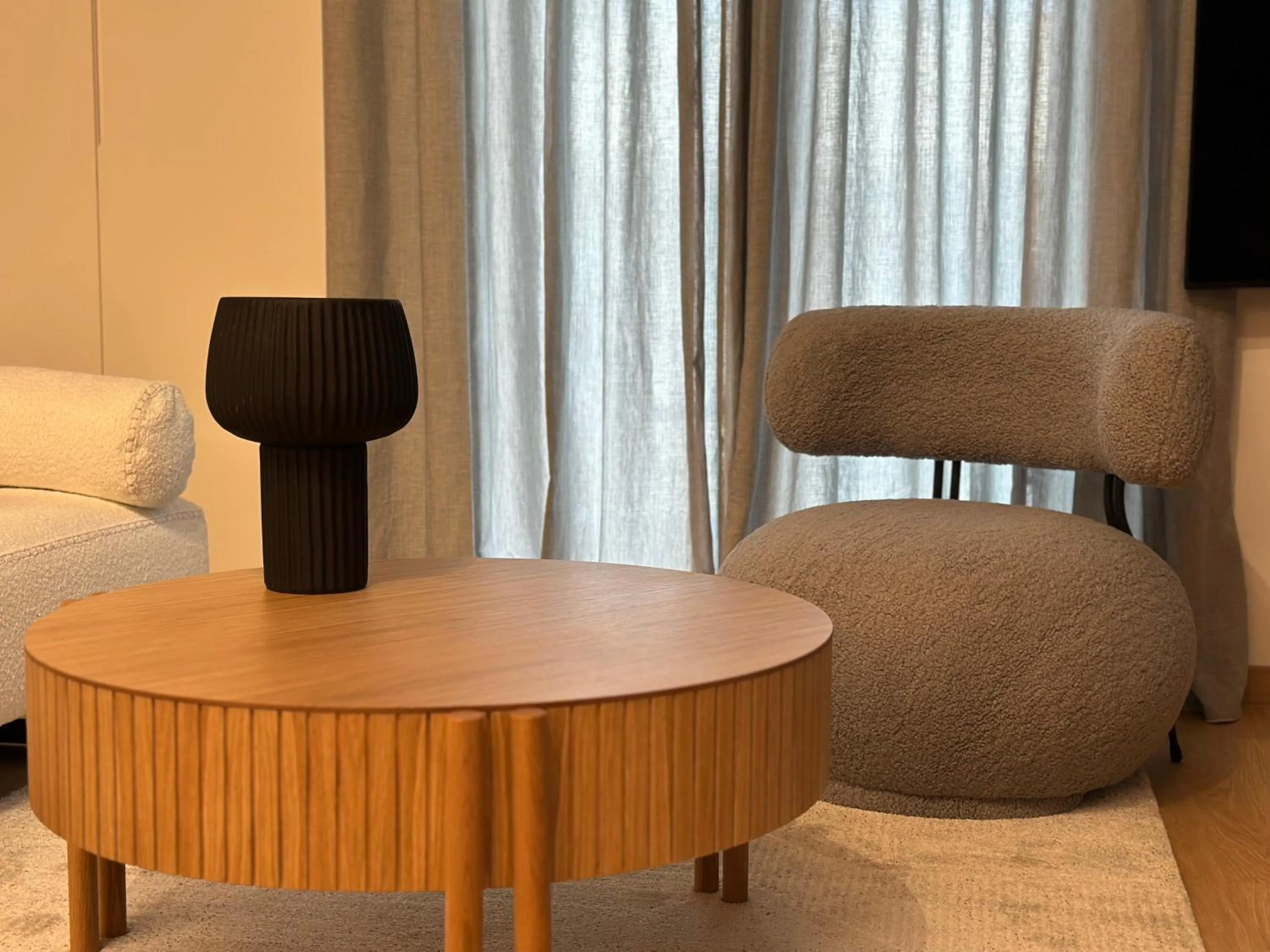 Living room in AIONION RESIDENCES by K&K