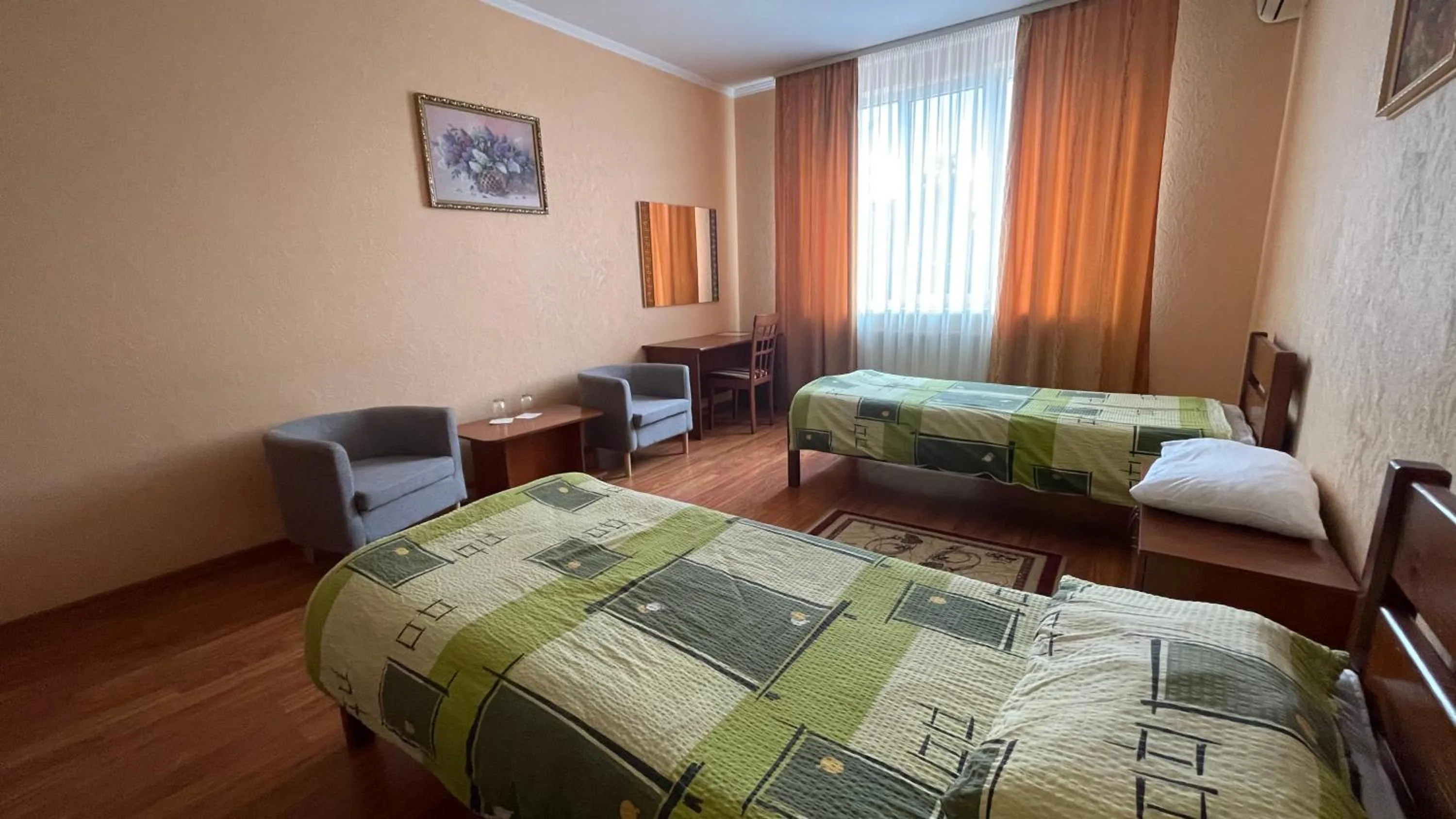 Seating area, Bed in Yunist