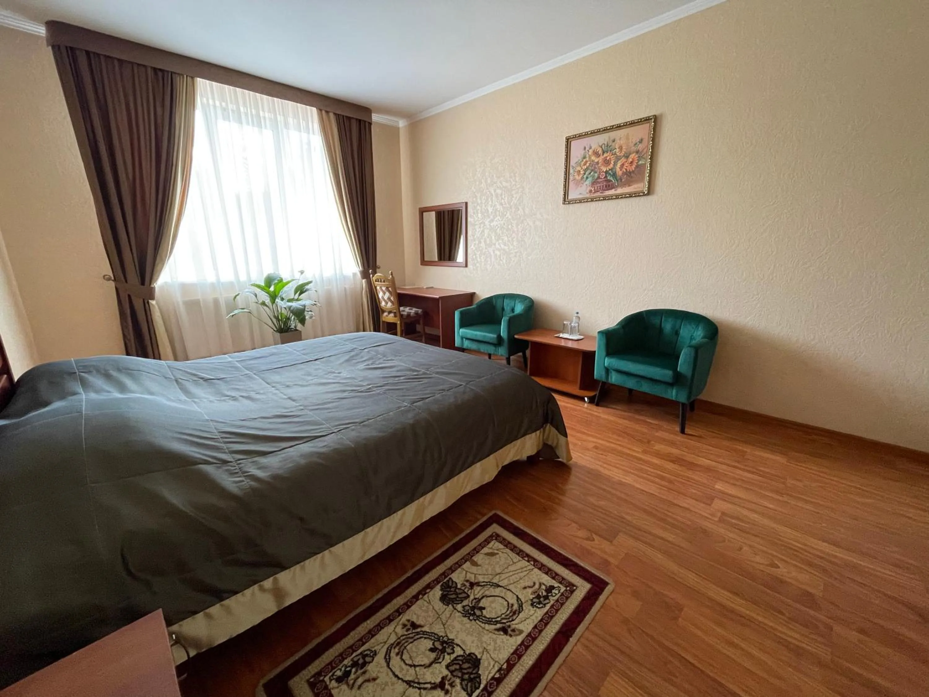 Seating area, Bed in Yunist