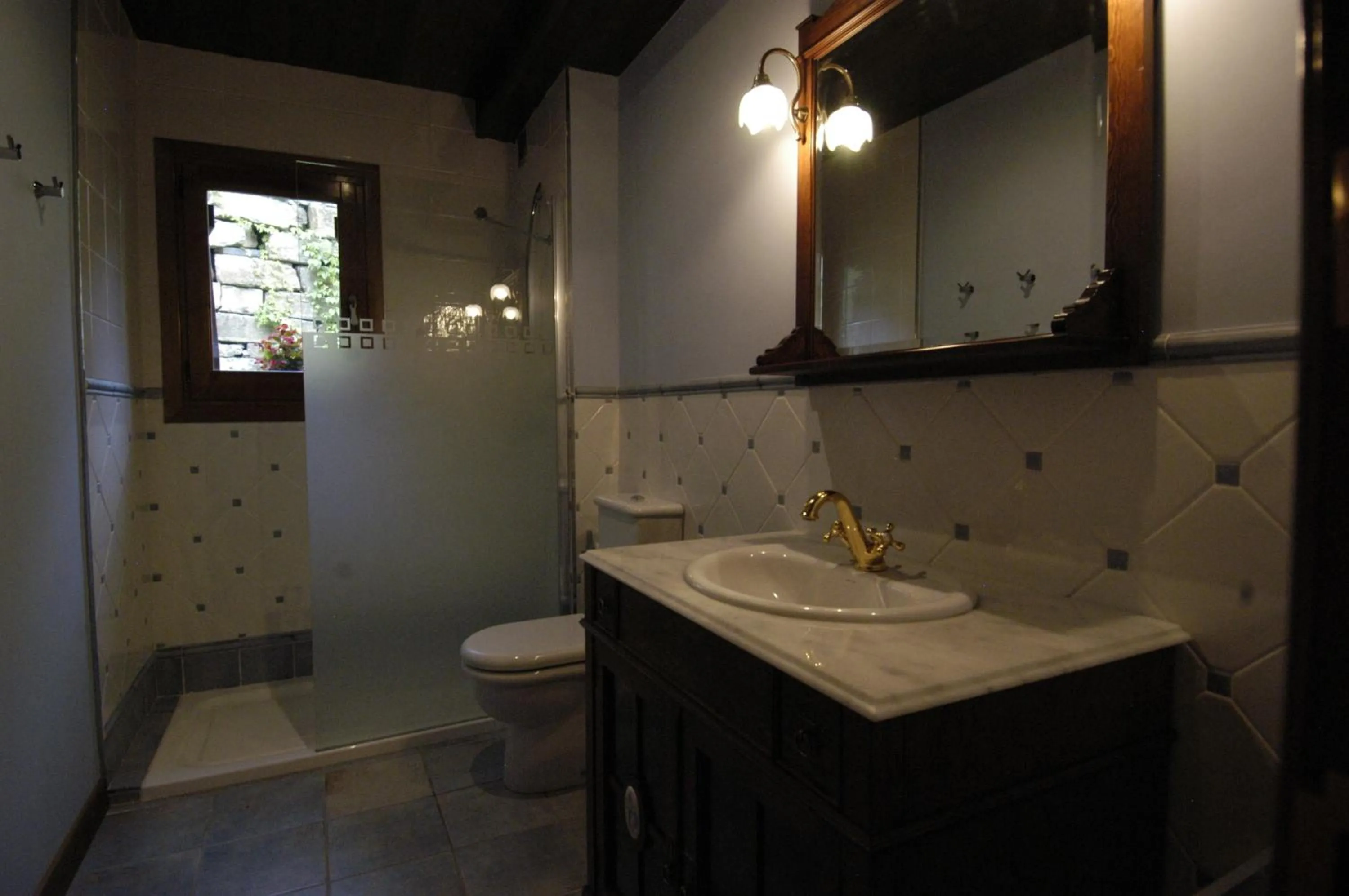Toilet in Hotel Rural El Portón de Murillo
