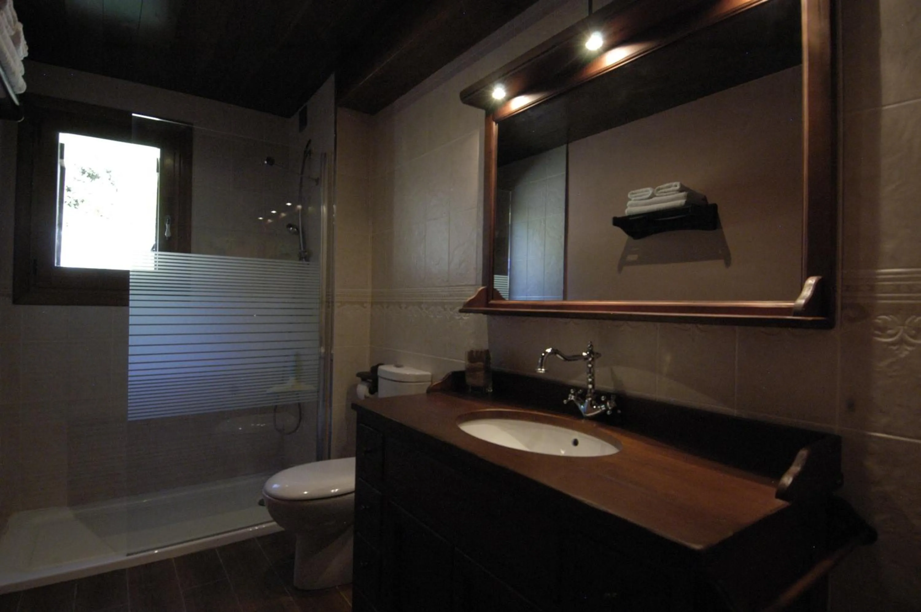 Toilet in Hotel Rural El Portón de Murillo