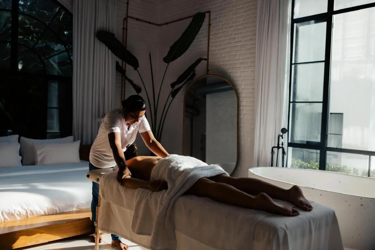 Massage in Miss Ceylon