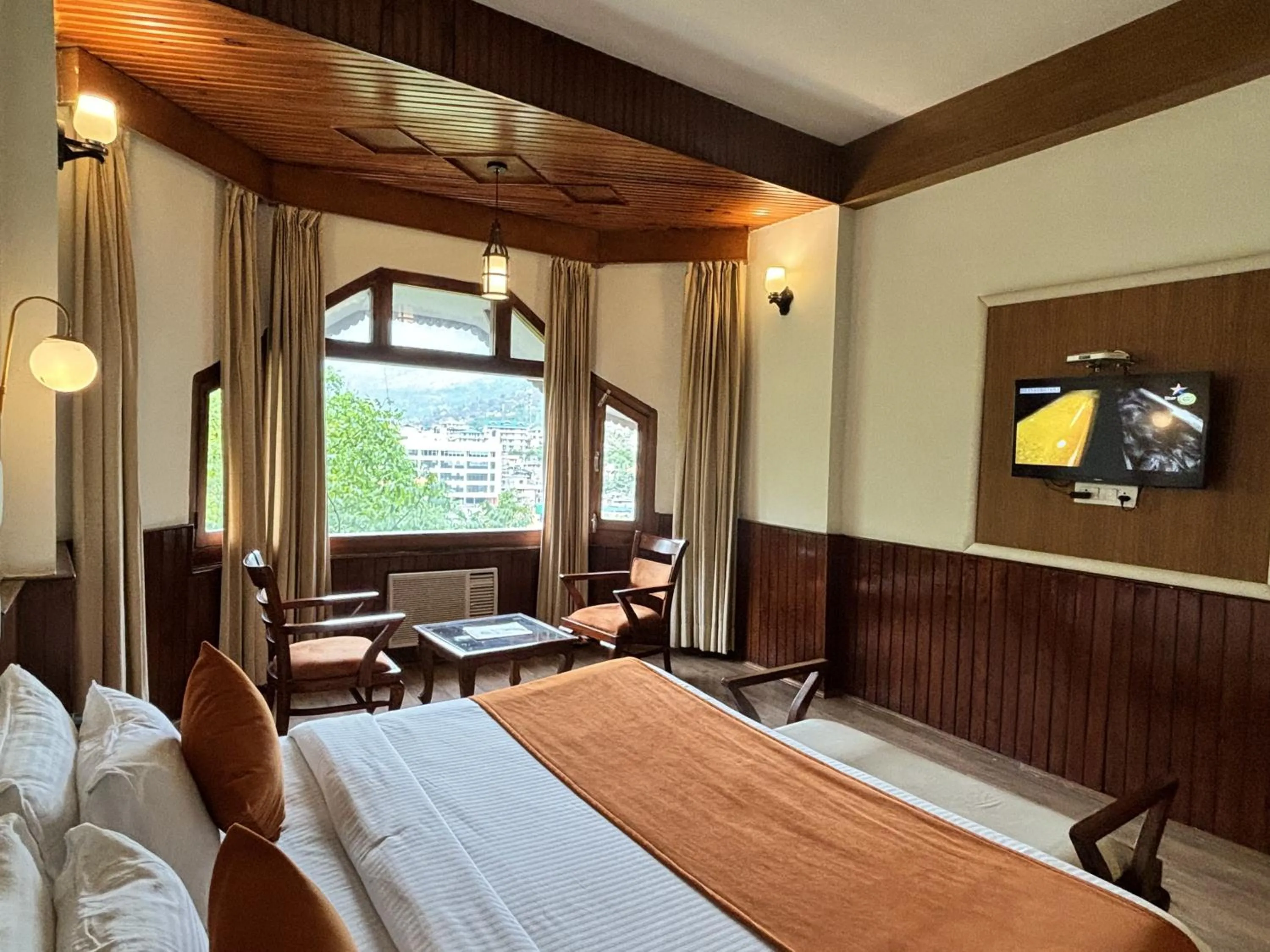 Photo of the whole room, Bed in Shobla Royale