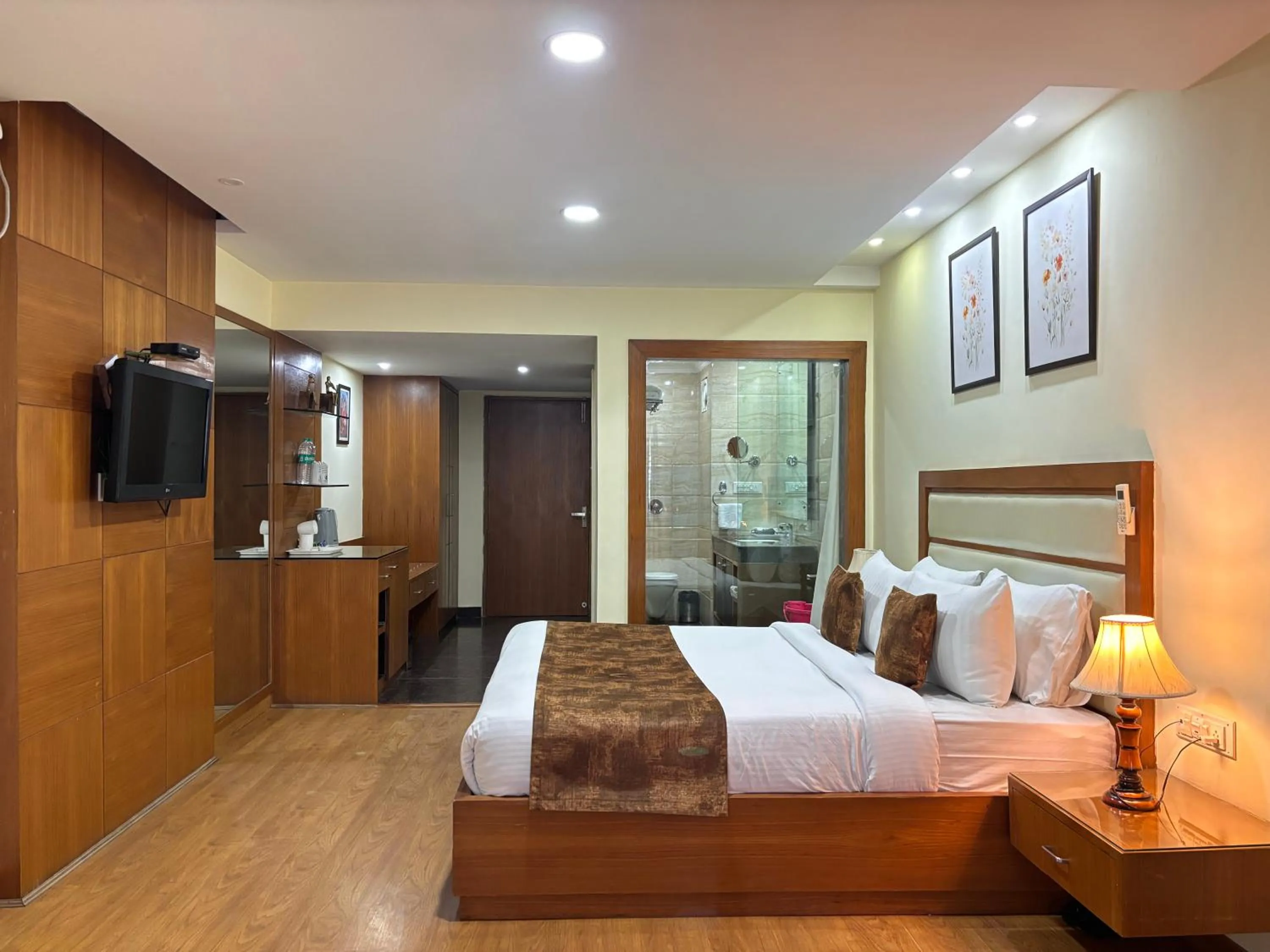 Photo of the whole room, Bed in Shobla Royale